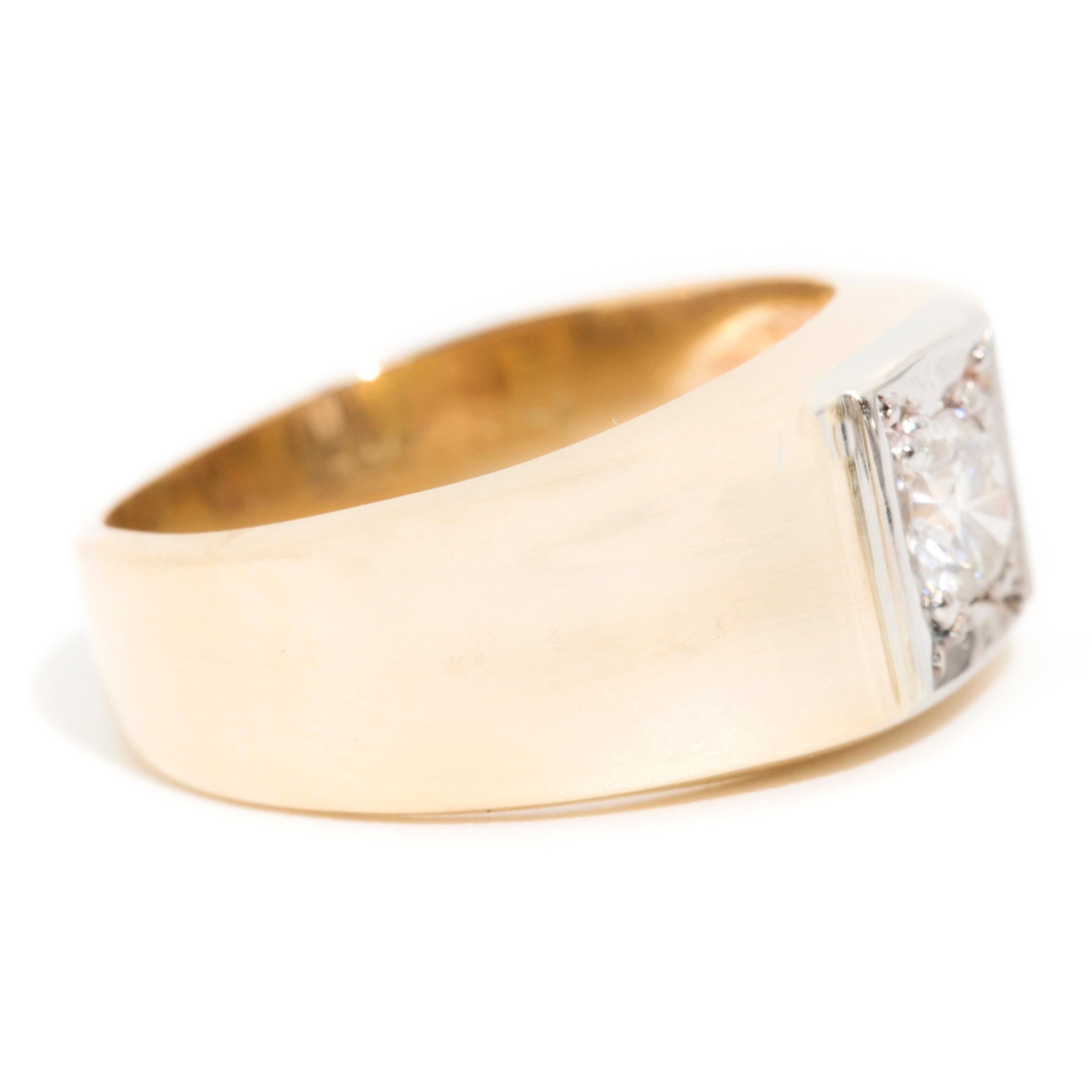 Round Brilliant Diamond Vintage Mens Vintage Signet Ring in 14 Carat Gold In Good Condition In Hamilton, AU