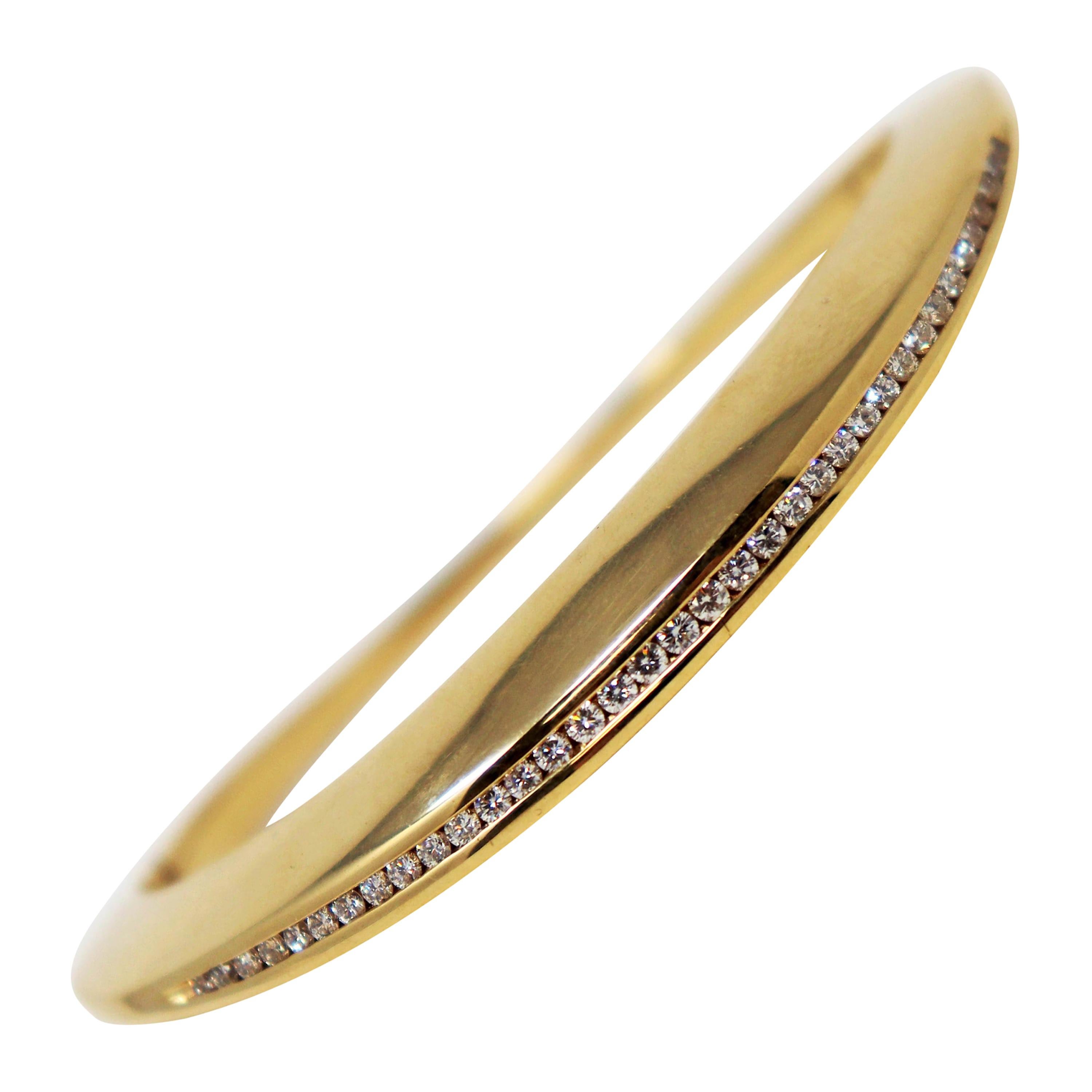 Round Diamond Hinged Narrow Bangle Bracelet in 14 Karat Yellow Gold For