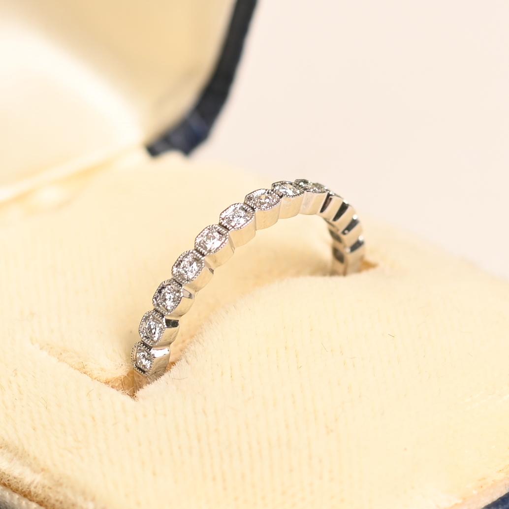 Exquisitamente elaborada a mano en platino, esta alianza de media eternidad es una expresión atemporal de refinada elegancia. Con aproximadamente 0,15 quilates de diamantes redondos talla brillante, cada piedra ha sido cuidadosamente seleccionada