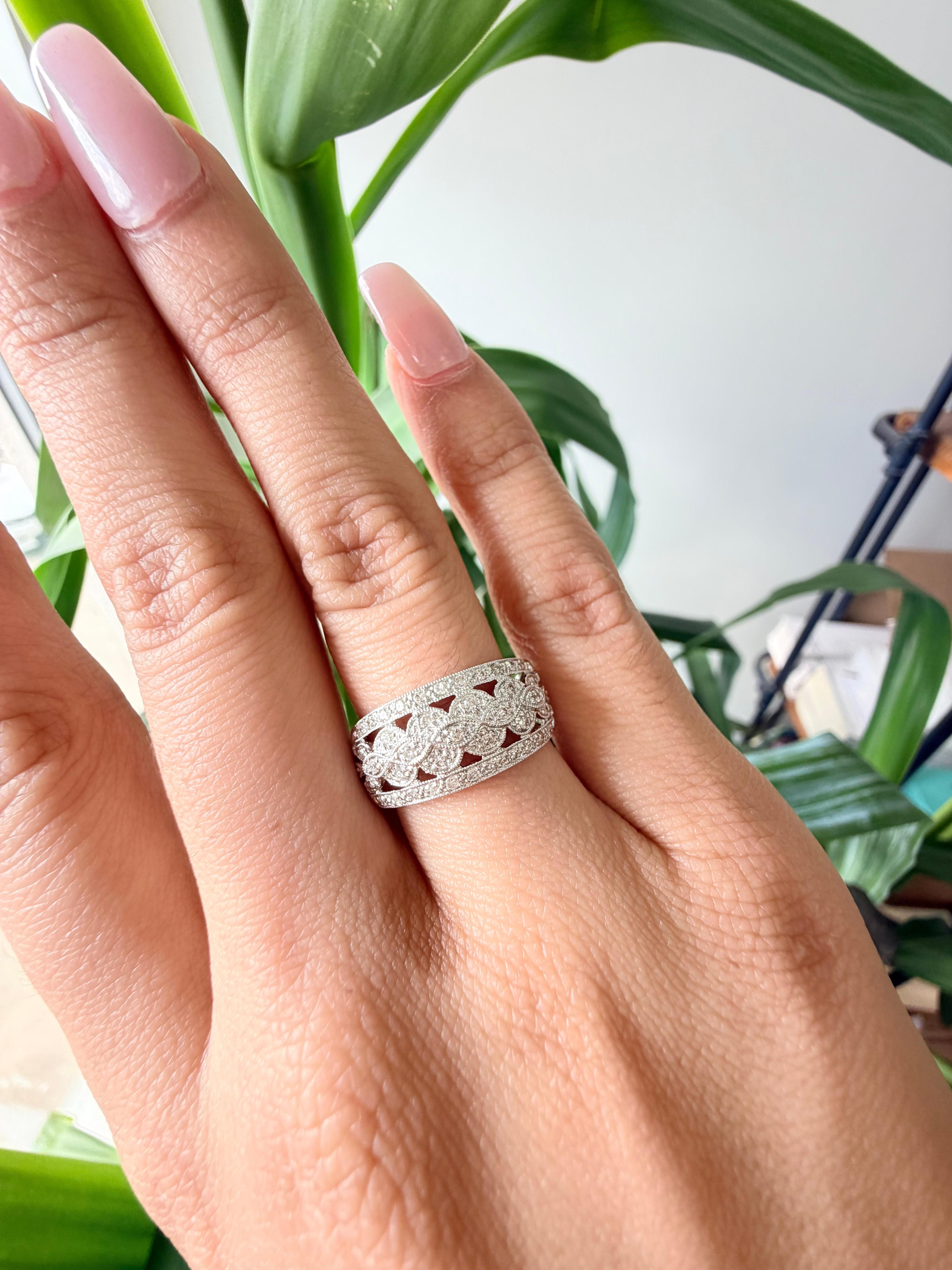 Diamanti tondi Brillianti in fascia d'oro bianco 14K in vendita 1