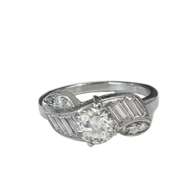 -Platinum
-Ring size: 6
-Center diamond: 0.95ct, H/SI
-Side diamond: 0.7ct, VS/G