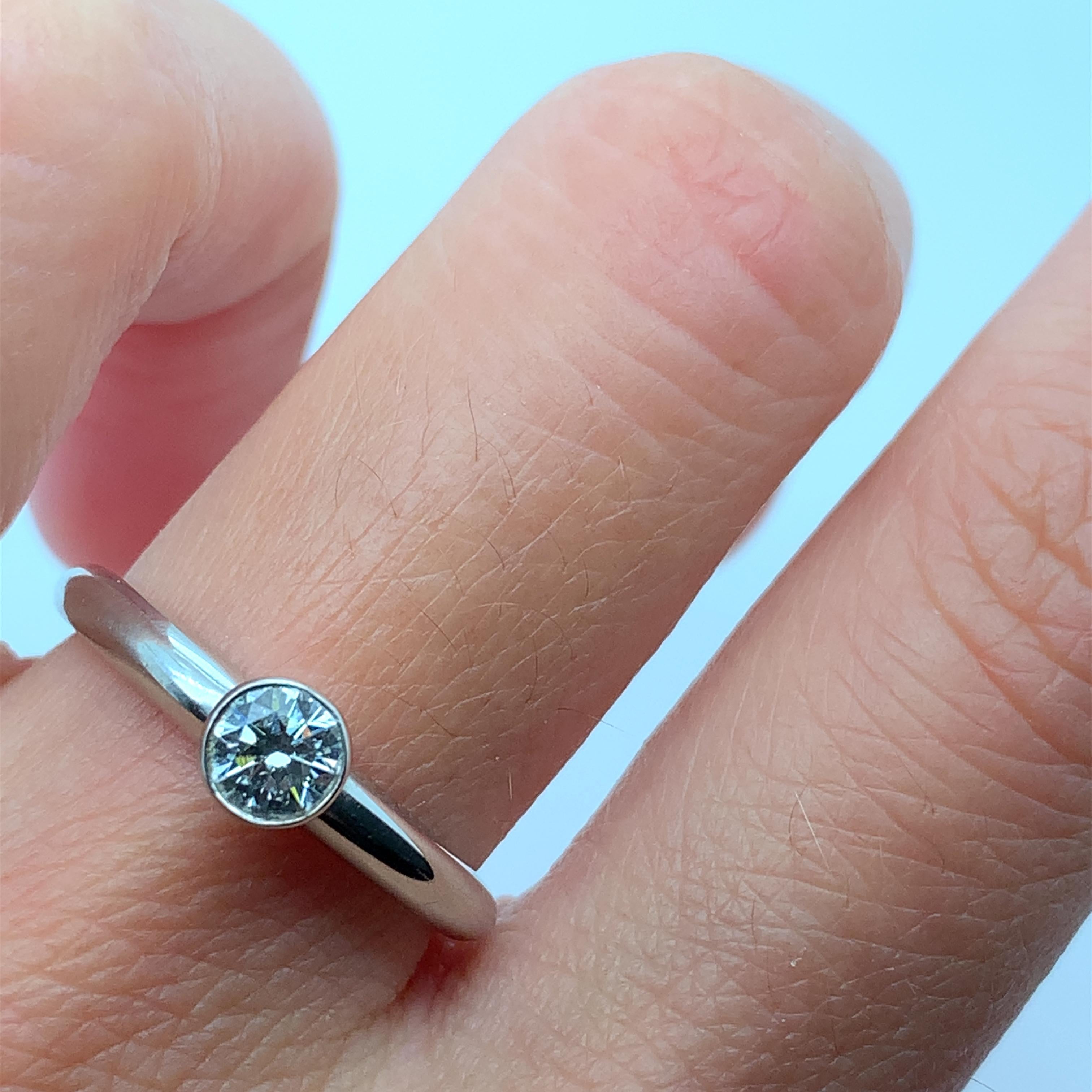 
0,35ct Diamantring Platin Schöner Verlobungsring.

Gesamtgewicht der Diamanten 0,35ct.

Diamant F Farbe VS1 Klarheit.

Der Ring kann in der Größe verändert werden.

Gepunzt.

Größe M 

Inklusive Box und Bewertung.
Dieser exquisite Verlobungsring