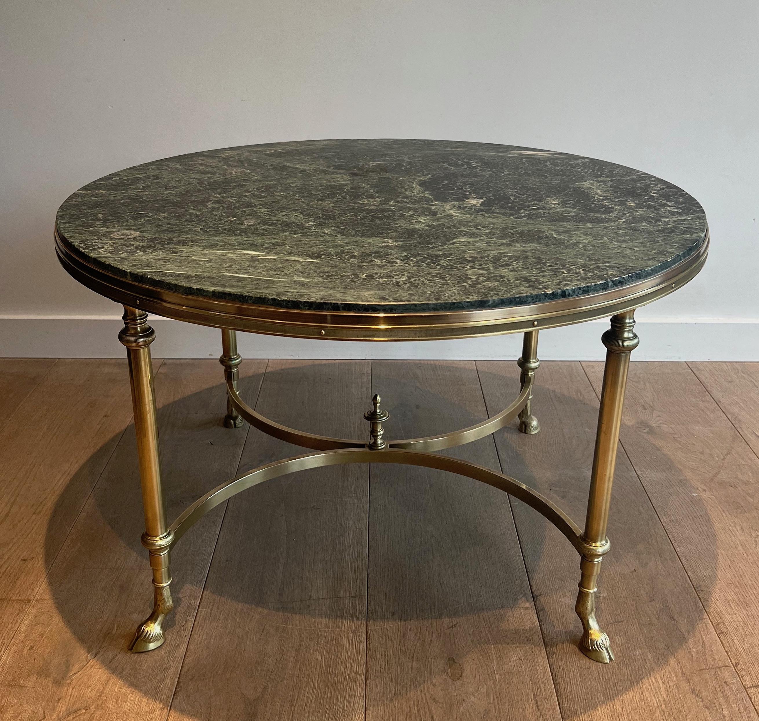 Table basse ronde en bronze et laiton avec plateau en marbre vert. Œuvre française de la Maison Jansen Circa 1940