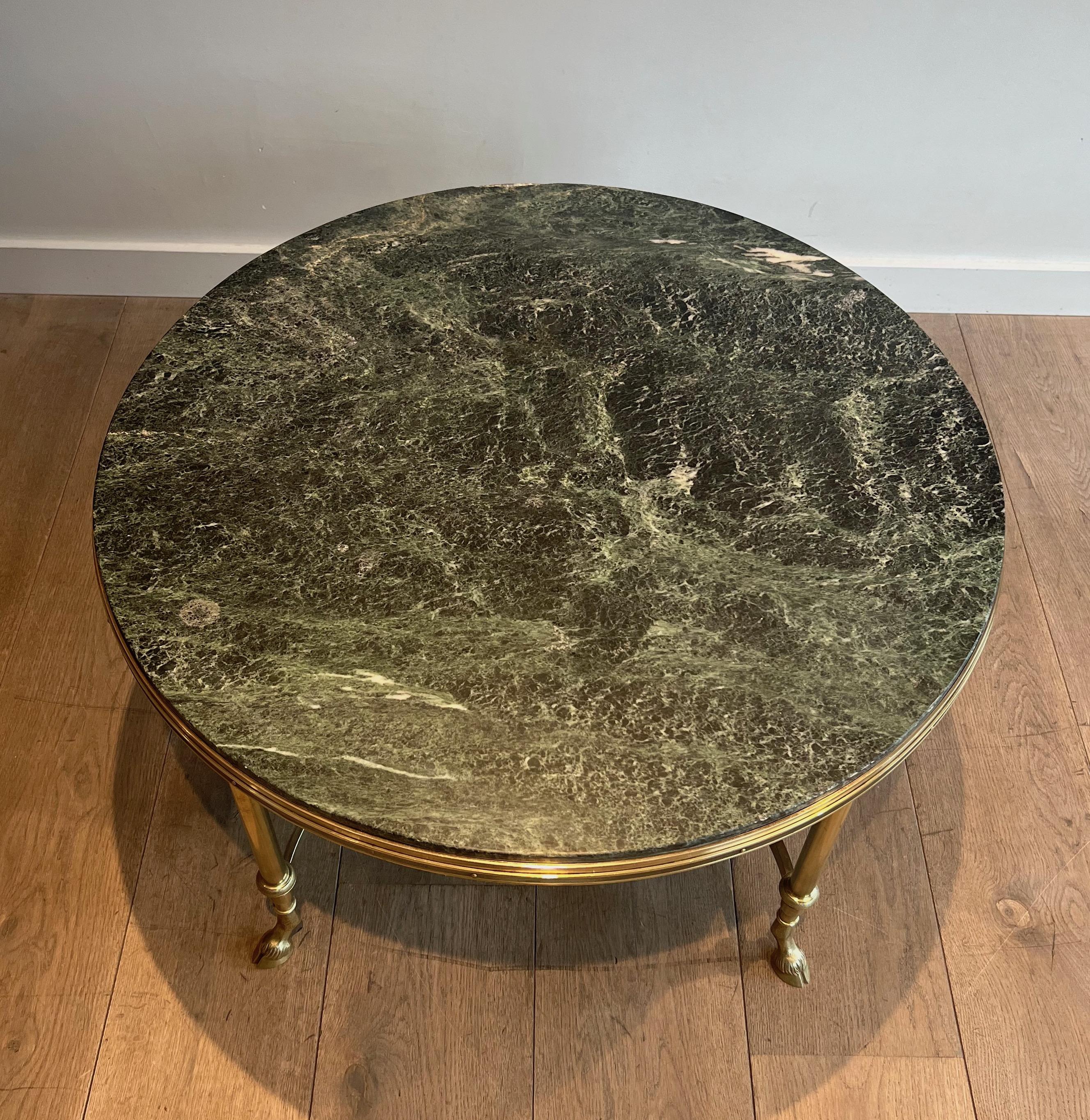 Néoclassique Table basse ronde en bronze et laiton avec plateau en marbre de Maison Jansen