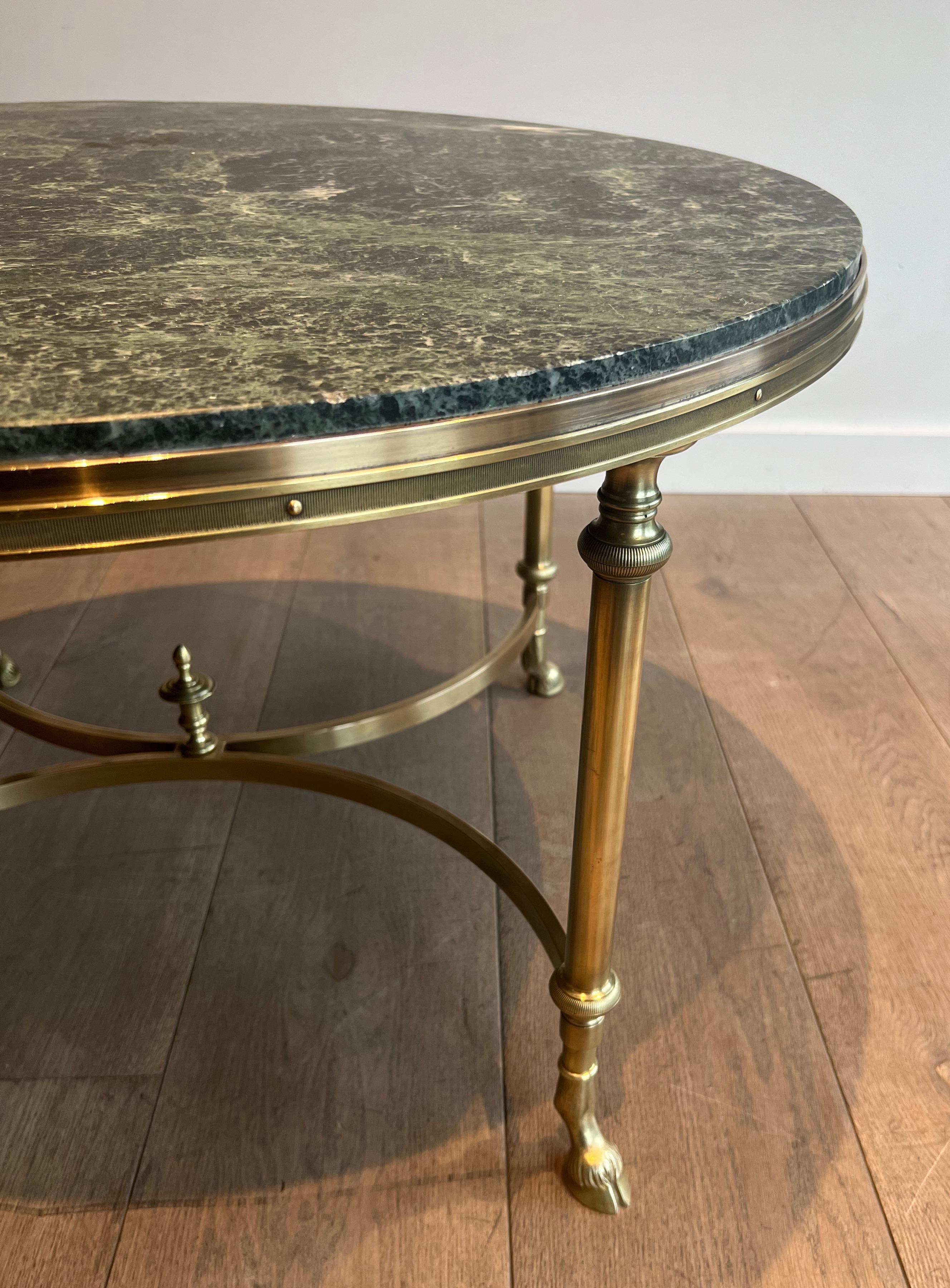 Français Table basse ronde en bronze et laiton avec plateau en marbre de Maison Jansen