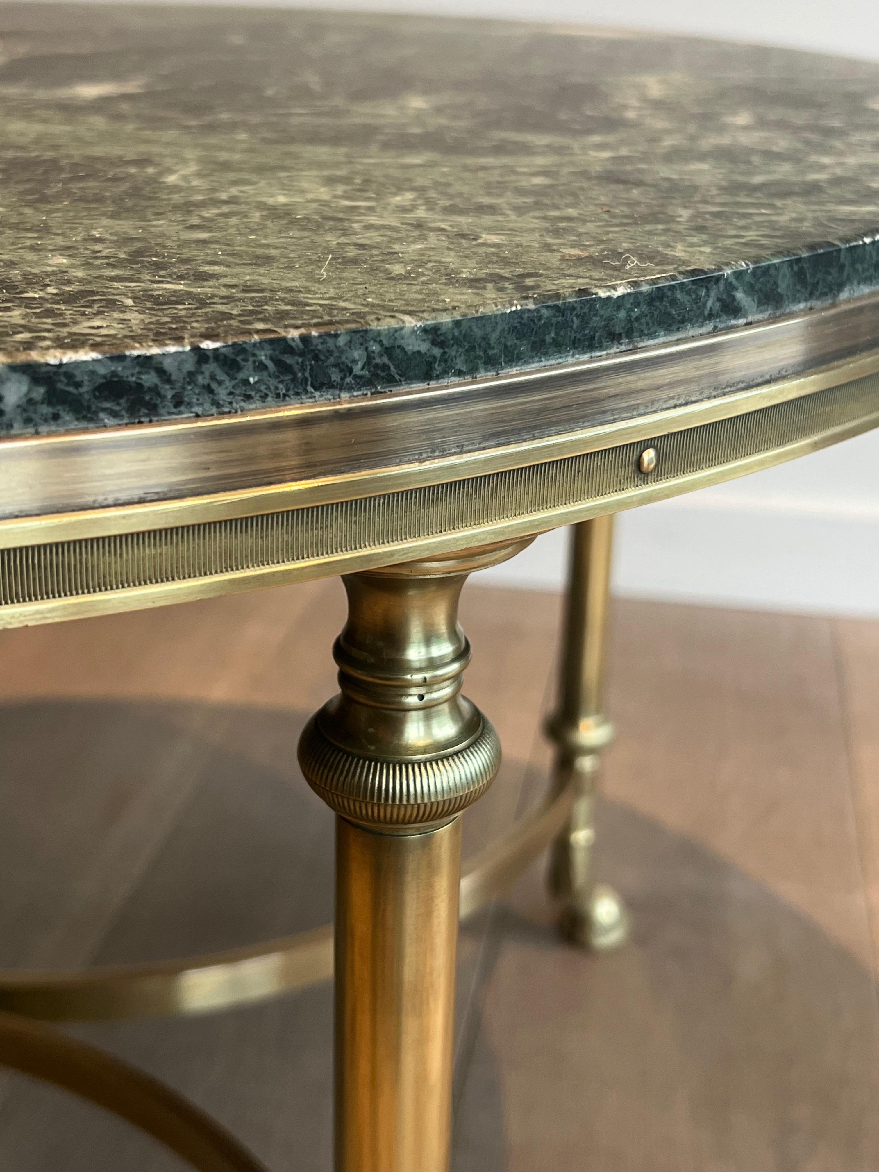 Table basse ronde en bronze et laiton avec plateau en marbre de Maison Jansen Bon état à Marcq-en-Barœul, Hauts-de-France