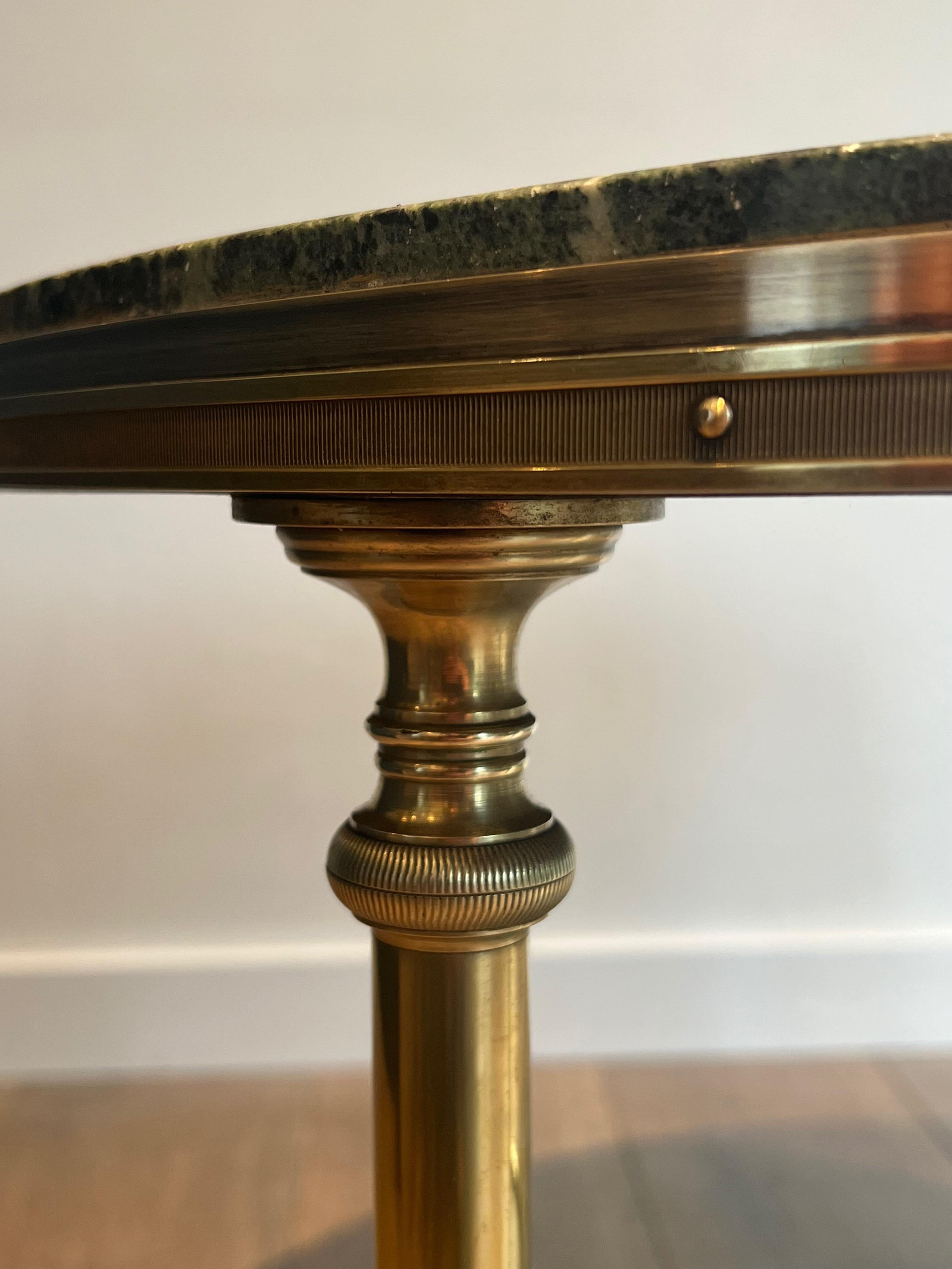 Milieu du XXe siècle Table basse ronde en bronze et laiton avec plateau en marbre de Maison Jansen