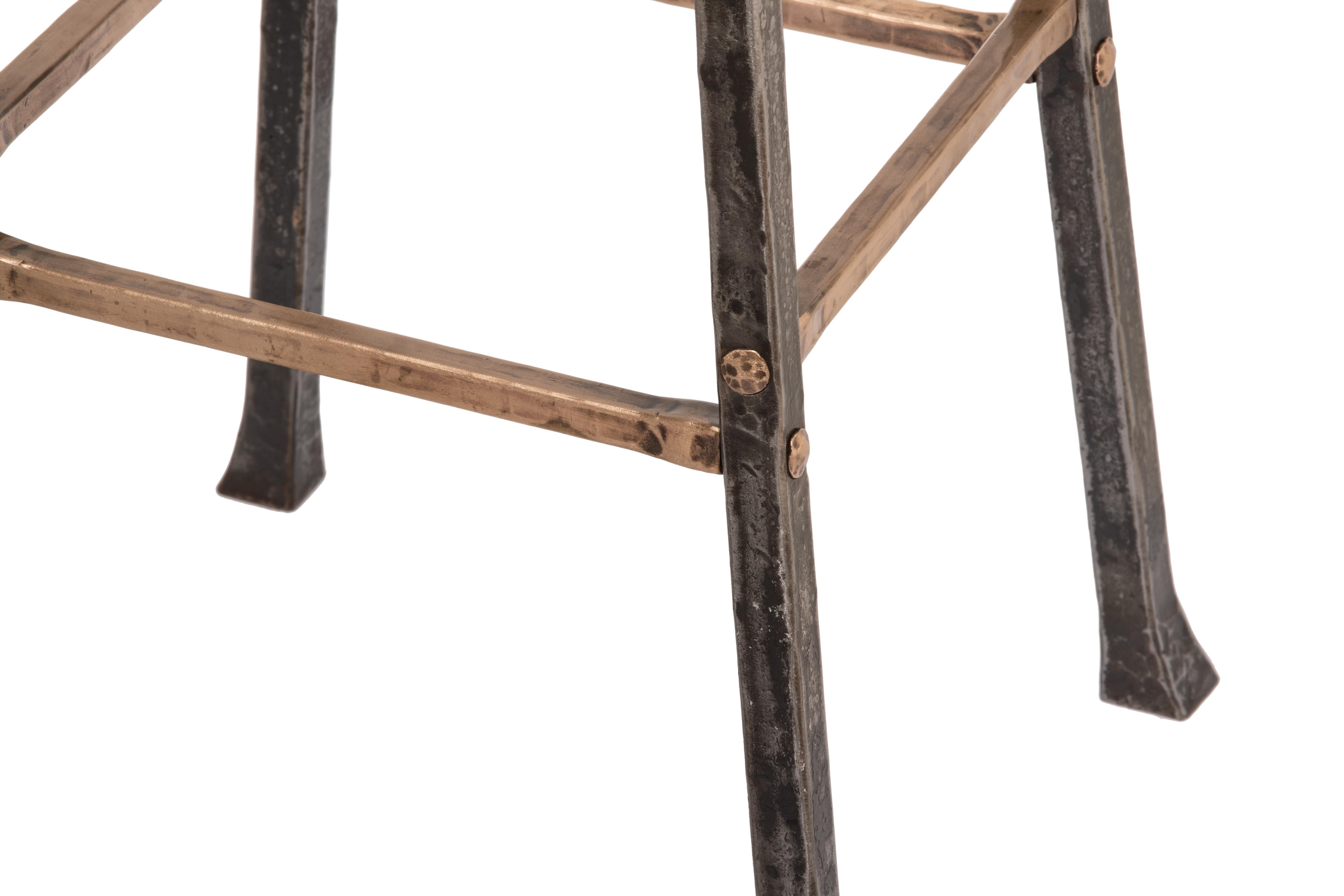 Runder Barhocker aus Bronze mit geschmiedeten und gehämmerten Stahlbeinen im Angebot 1