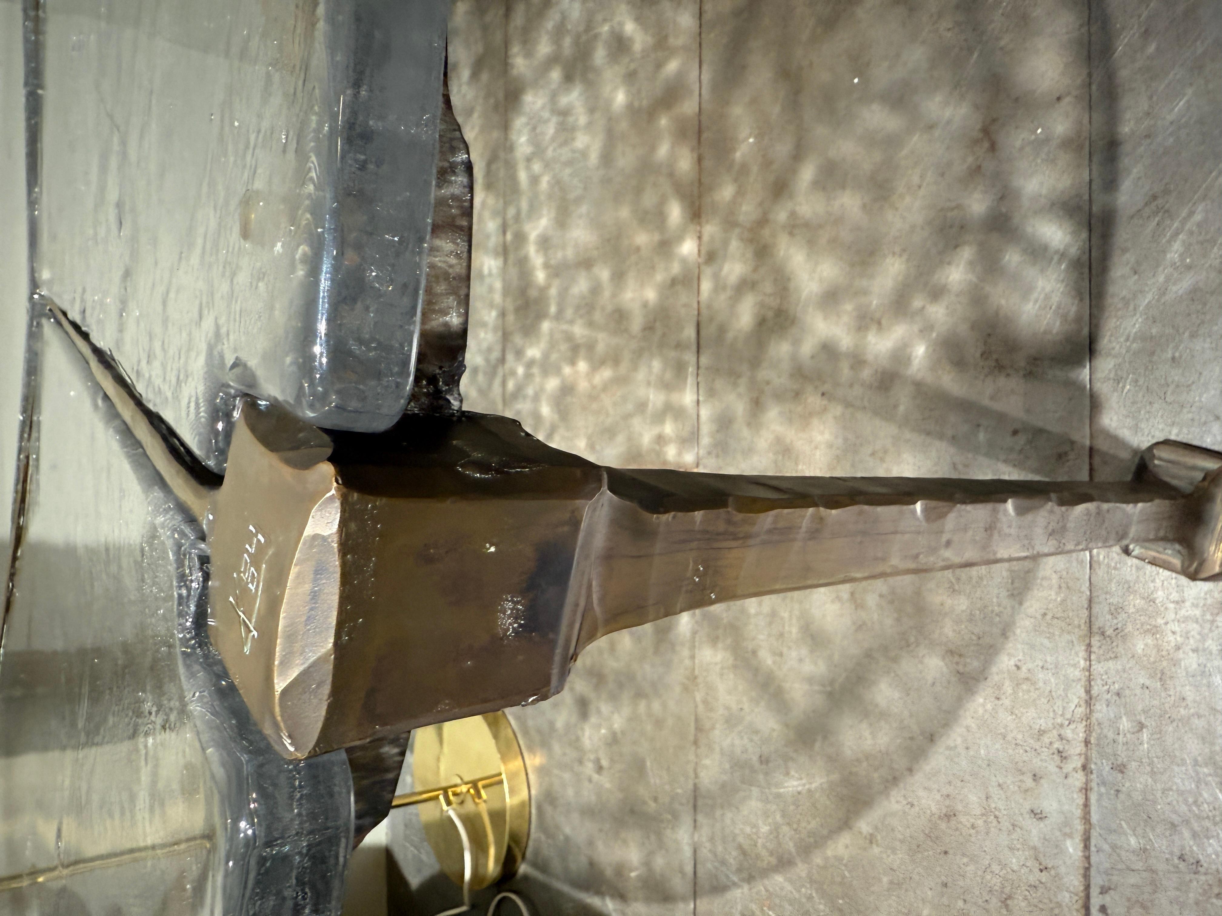 Tavolino rotondo in bronzo con piano in vetro ghiaccio Lothar Klute firmato e datato 1984