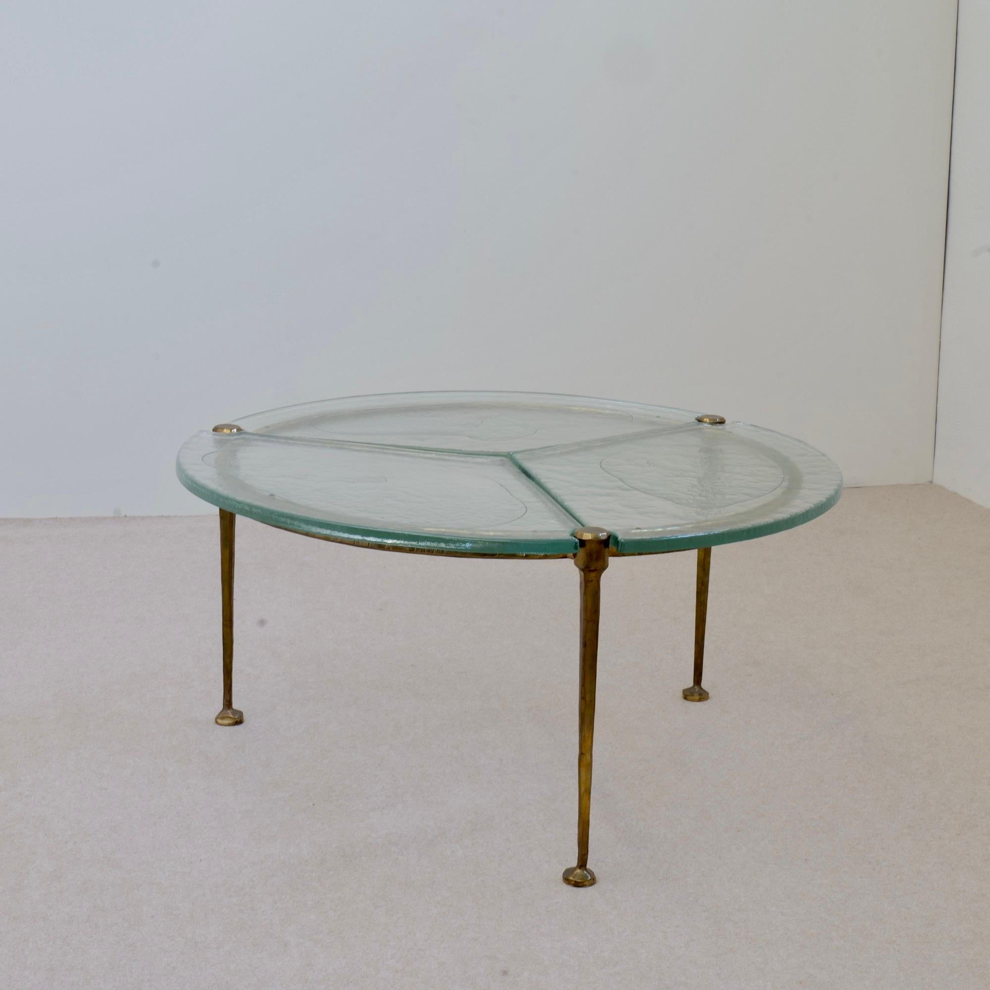 - table ronde en bronze de Lothar Klute
- 107 cm x 52 cm de hauteur
- verre coulé vert/bleu