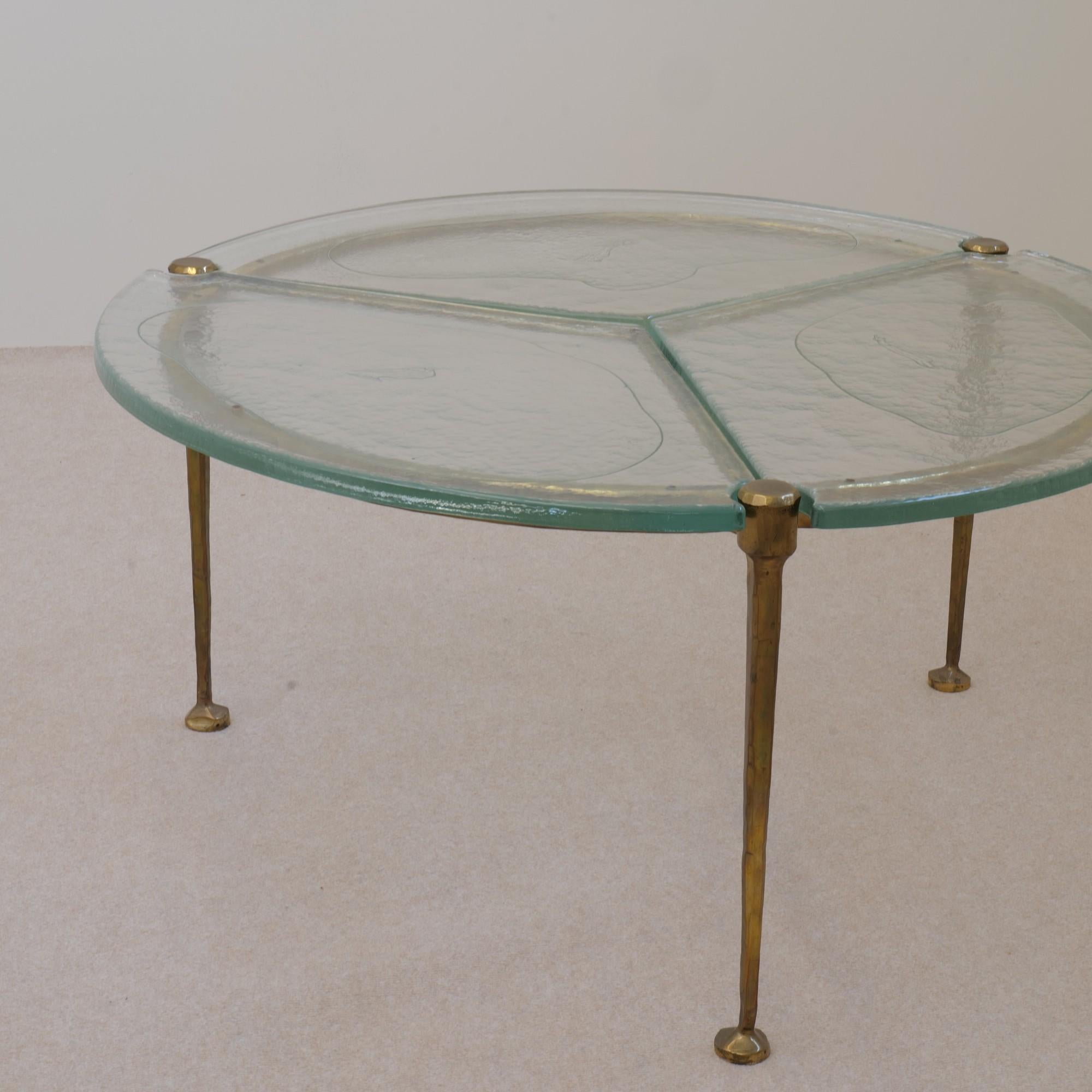 Brutalisme Table basse ronde en verre bronze de Lothar Klute en vente