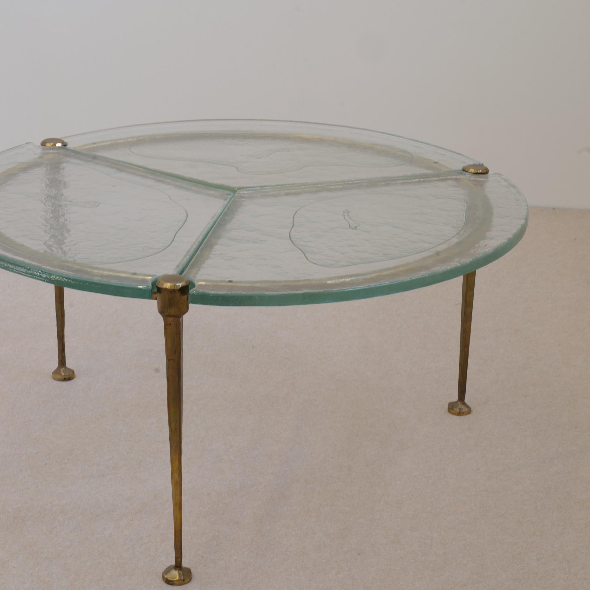 Européen Table basse ronde en verre bronze de Lothar Klute en vente