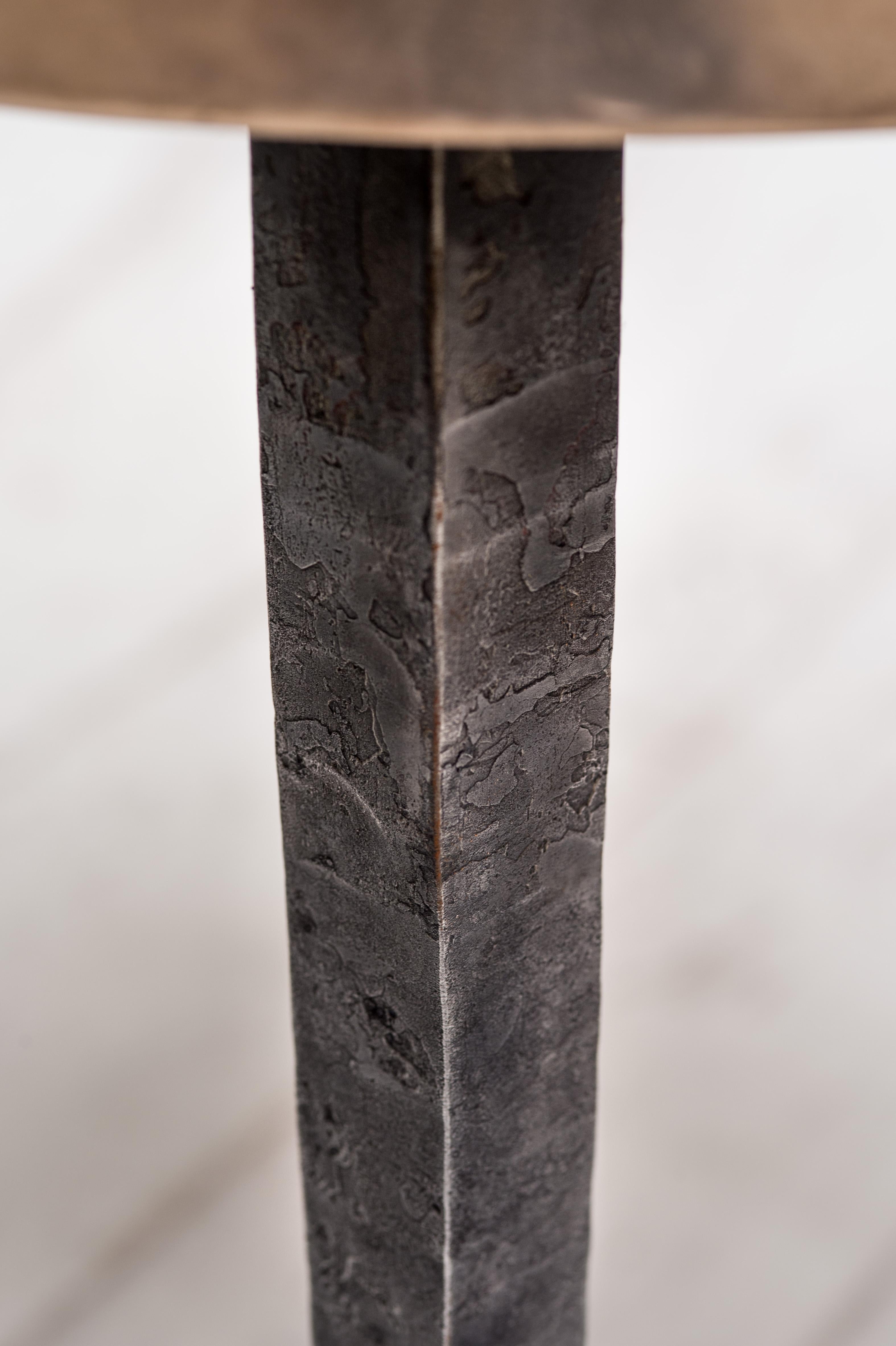Forgé Table d'appoint ronde en bronze avec pieds en acier effilés en vente