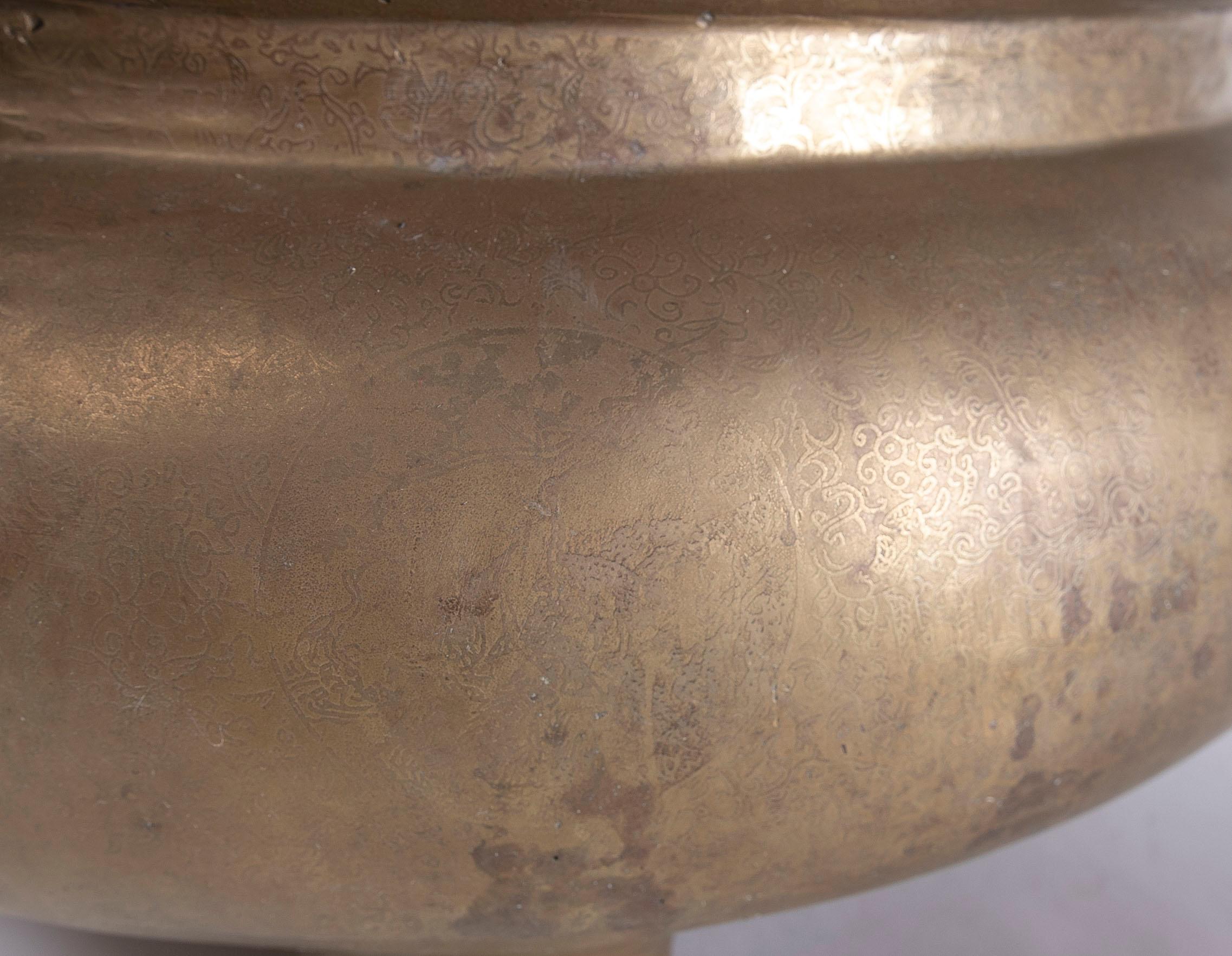 Round Bronze Vessel with Two-Sided Decoration and Foot-Shaped Feet For Sale 4