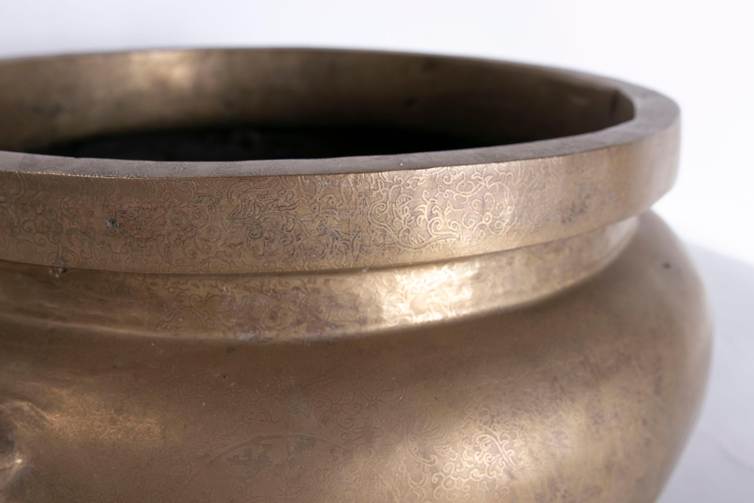 Rundes Bronzegefäß mit zweiseitiger Dekoration und fußförmigen Füßen im Angebot 7