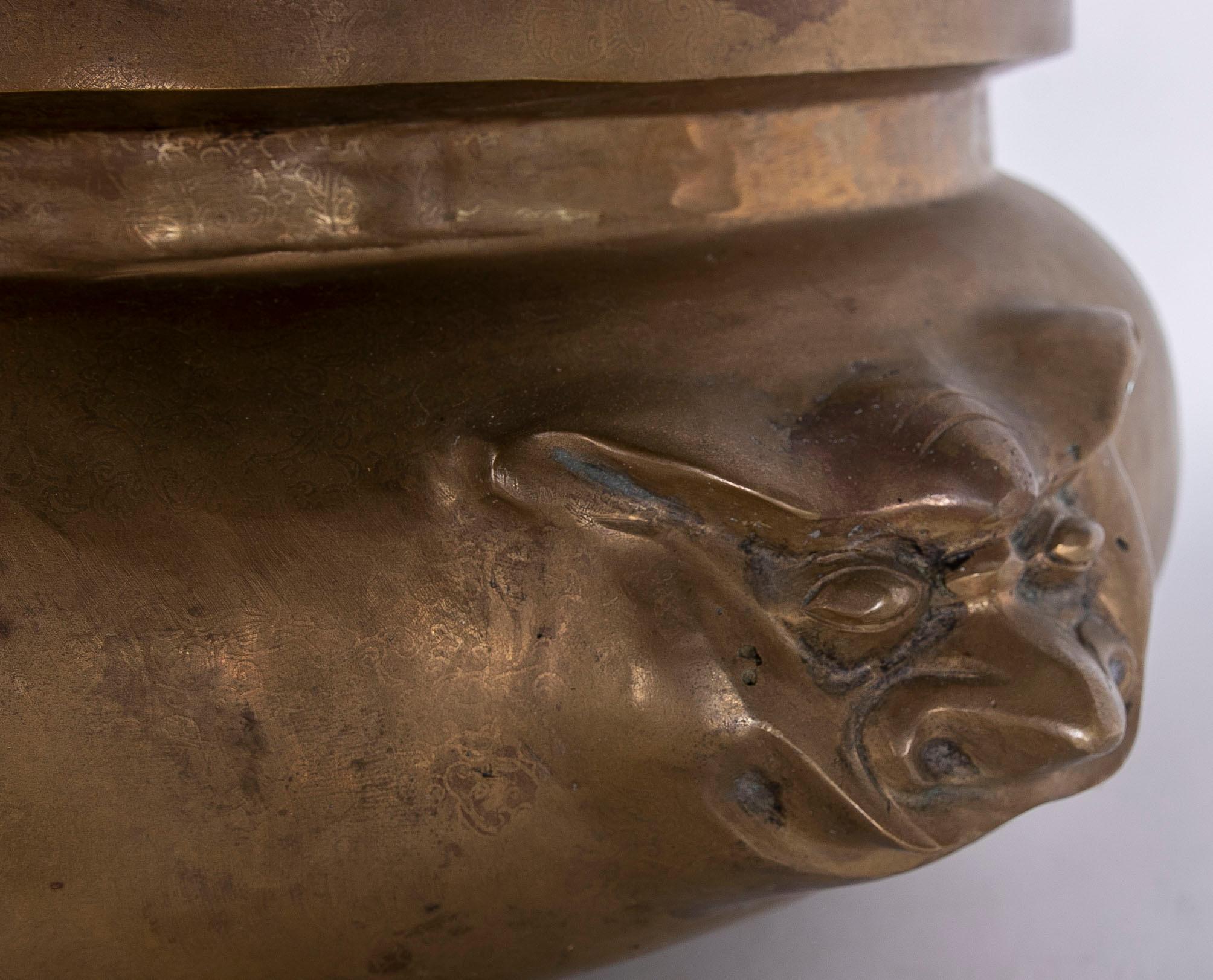 Rundes Bronzegefäß mit zweiseitiger Dekoration und fußförmigen Füßen im Angebot 8