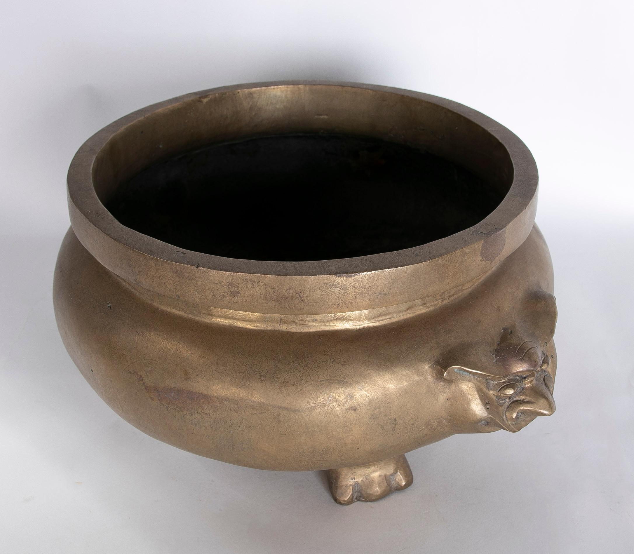 Round Bronze Vessel with Two-Sided Decoration and Foot-Shaped Feet For Sale 7