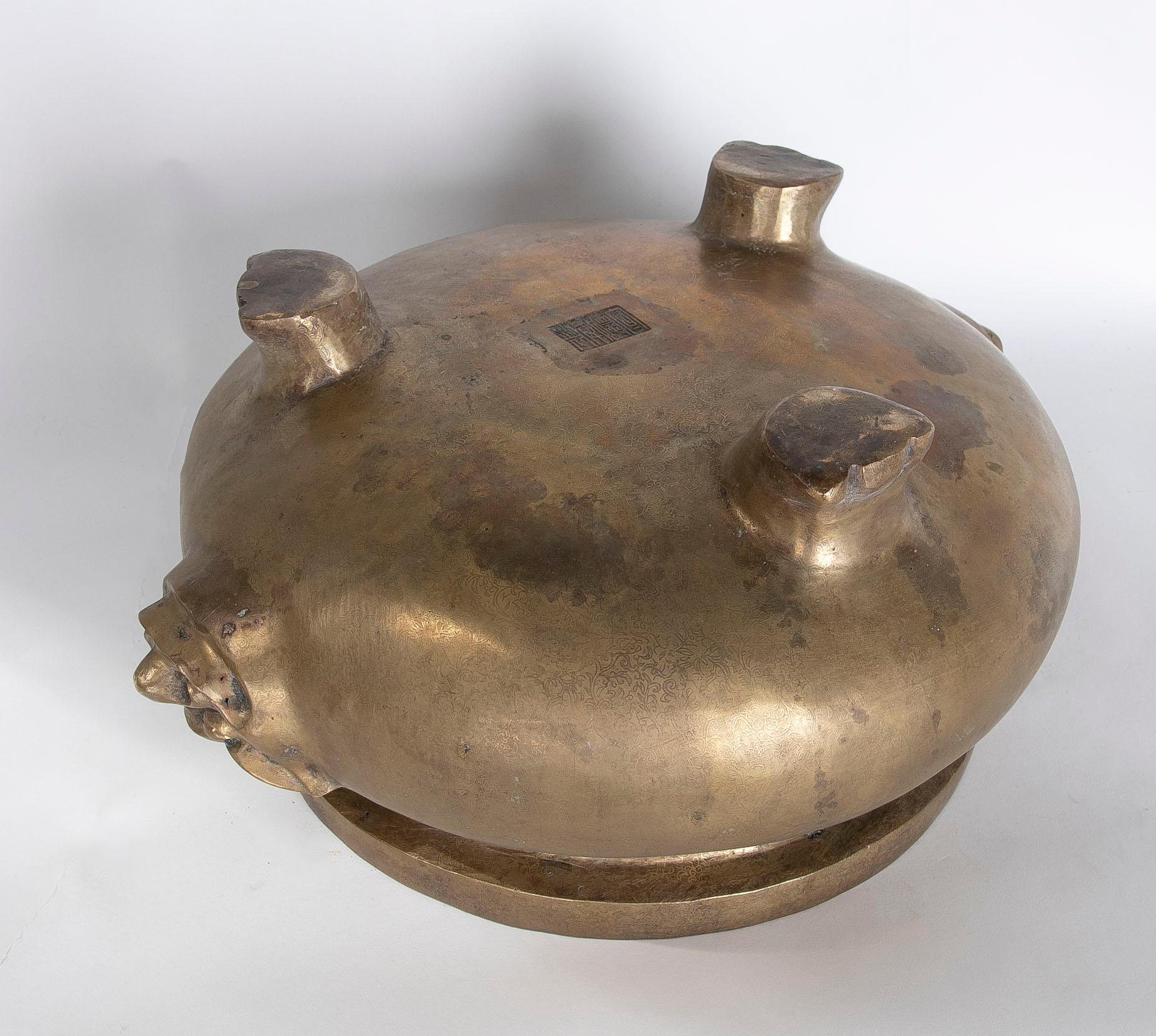 Round Bronze Vessel with Two-Sided Decoration and Foot-Shaped Feet For Sale 8