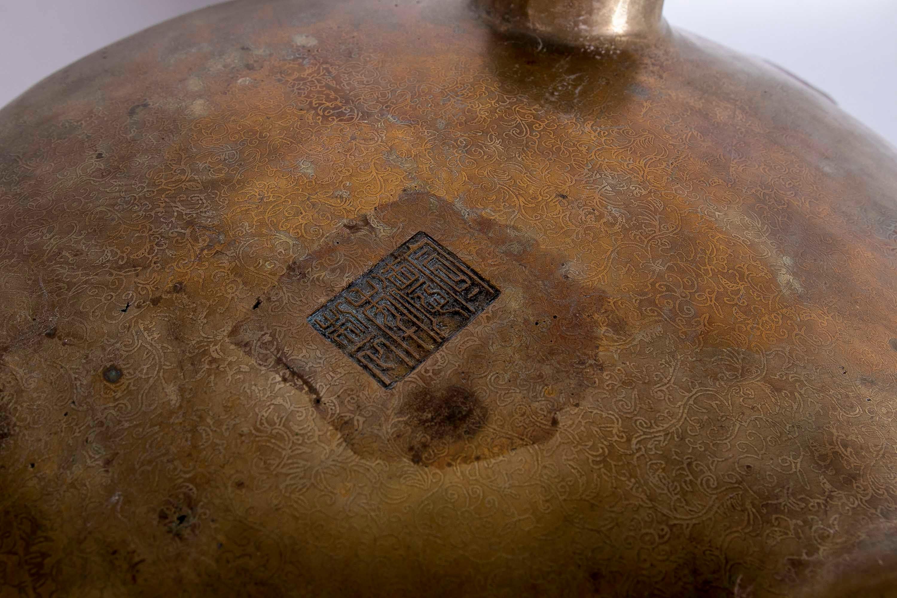 Vase rond en bronze avec décoration sur les deux faces et pieds en forme de pied en vente 11