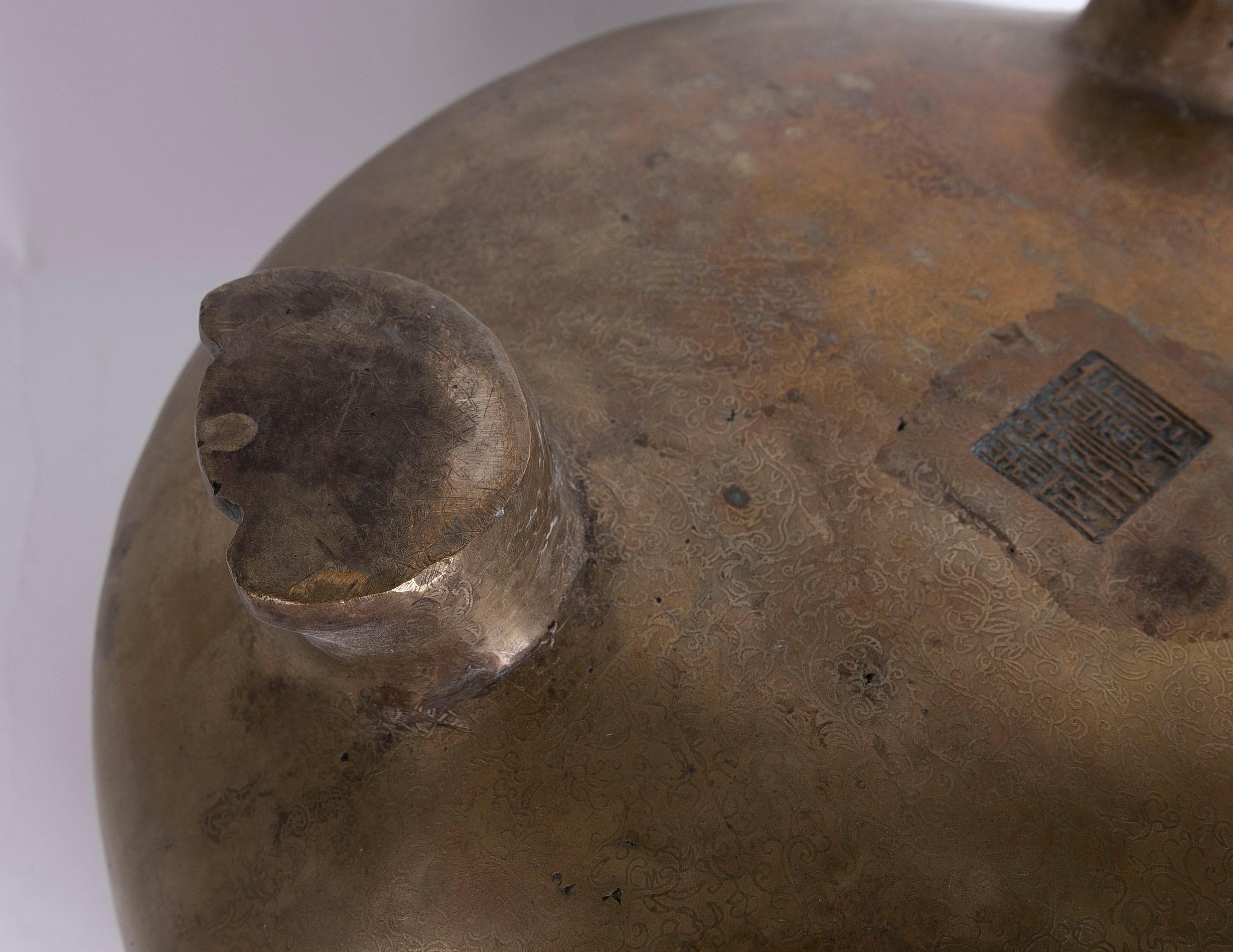 Vase rond en bronze avec décoration sur les deux faces et pieds en forme de pied en vente 13
