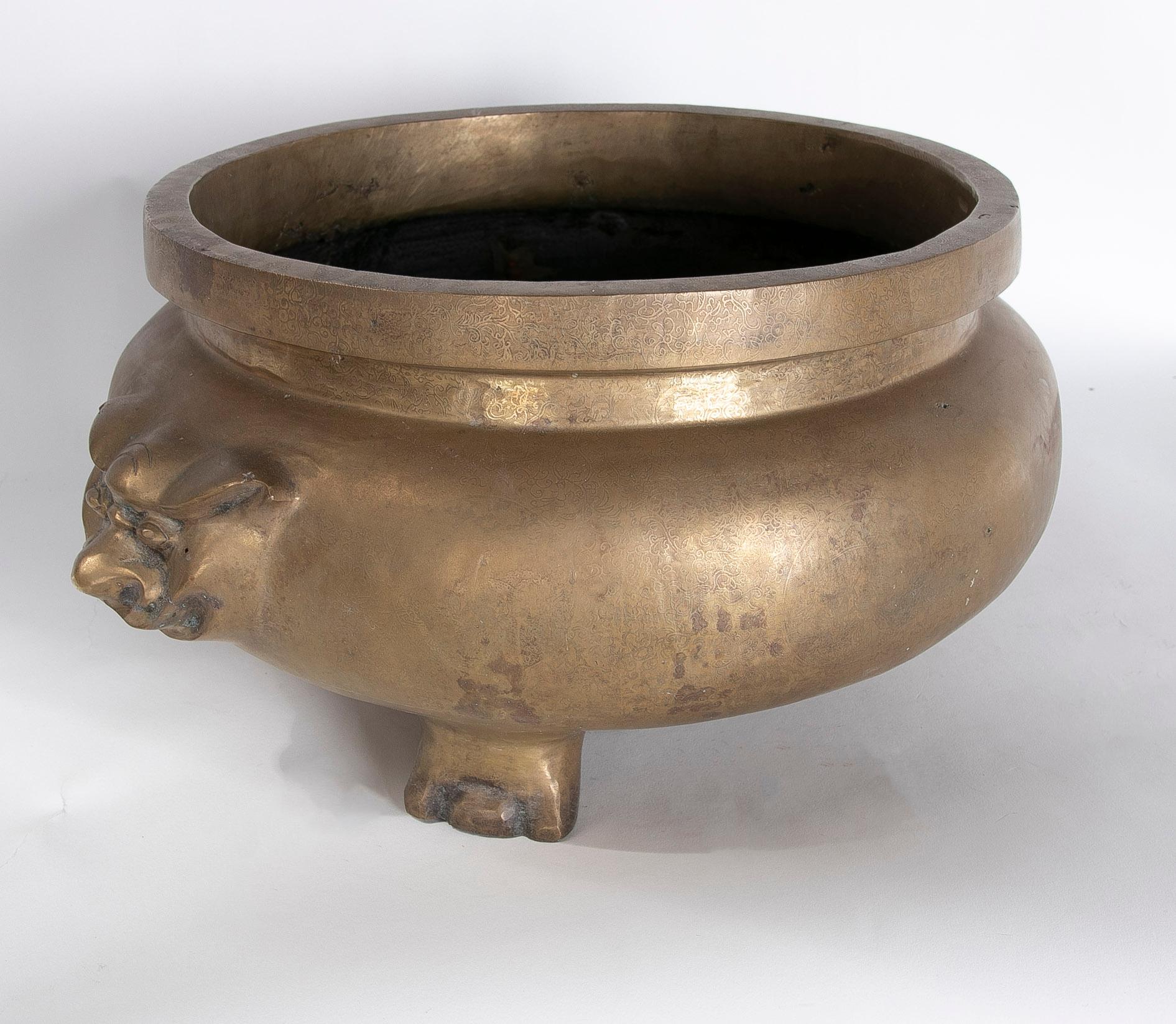 Round Bronze Vessel with Two-Sided Decoration and Foot-Shaped Feet In Good Condition For Sale In Marbella, ES