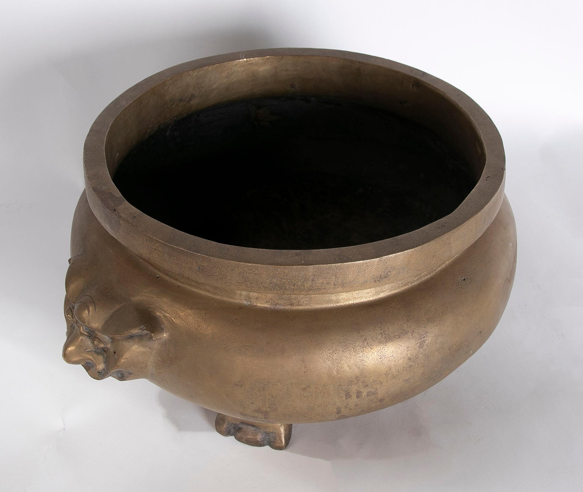 Round Bronze Vessel with Two-Sided Decoration and Foot-Shaped Feet For Sale 1