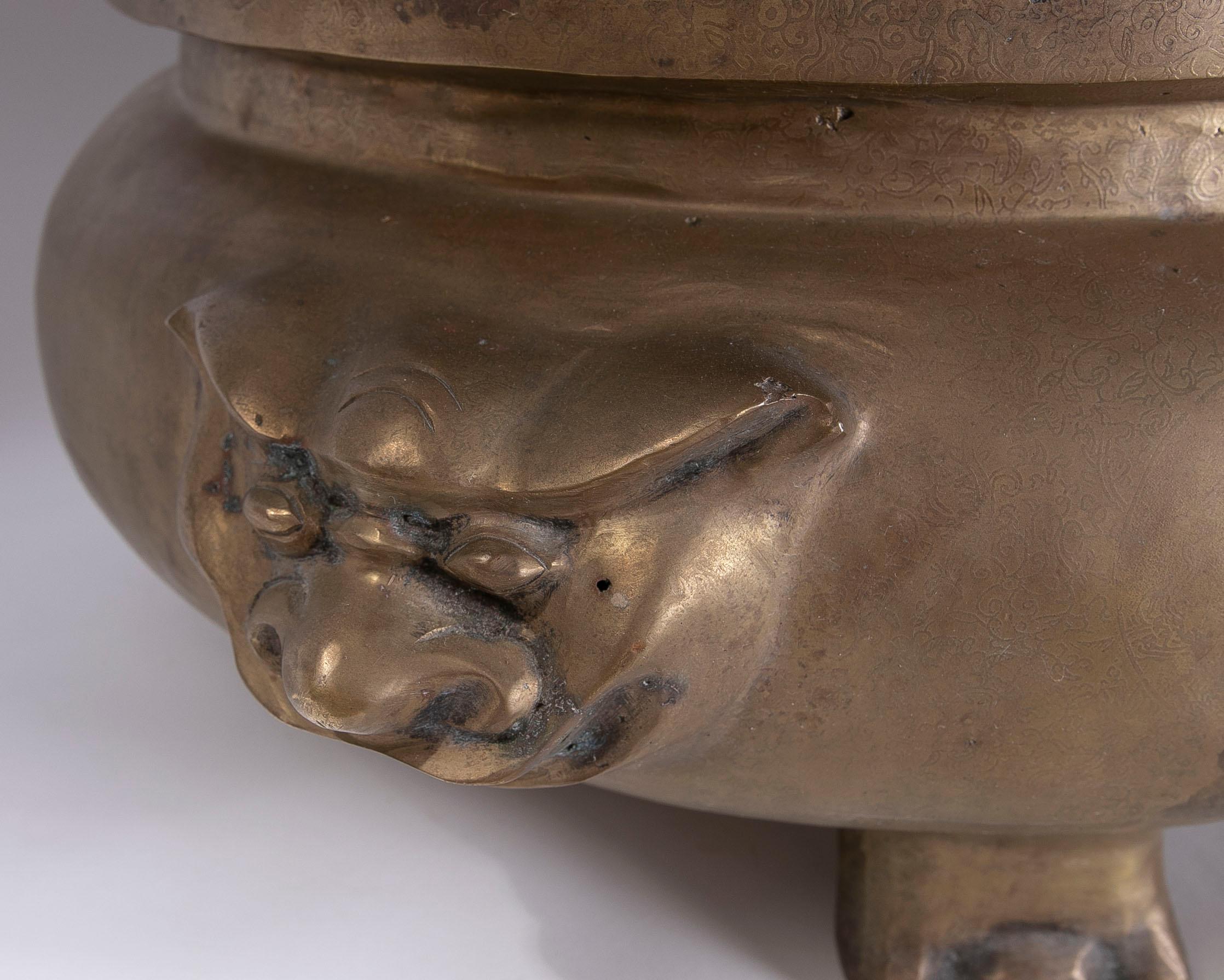 Rundes Bronzegefäß mit zweiseitiger Dekoration und fußförmigen Füßen im Angebot 4
