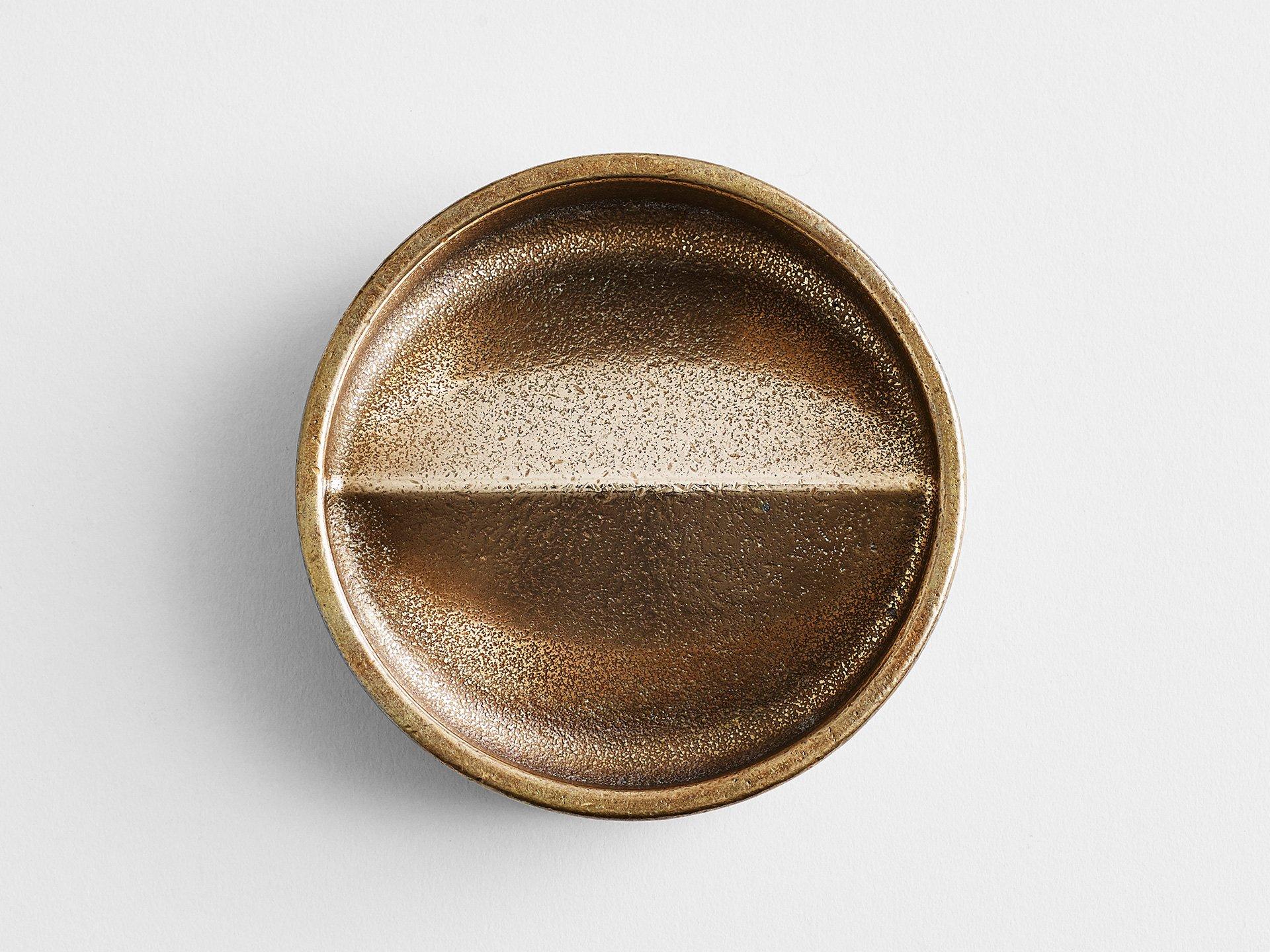 Round bronze Vide Poche by Henry Wilson
Discard your day at the door.

Your Vide Poche is designed with your loose-pocket items in mind – think keys, change and phone. It is made, polished and finished in Sydney, Australia in solid gunmetal
