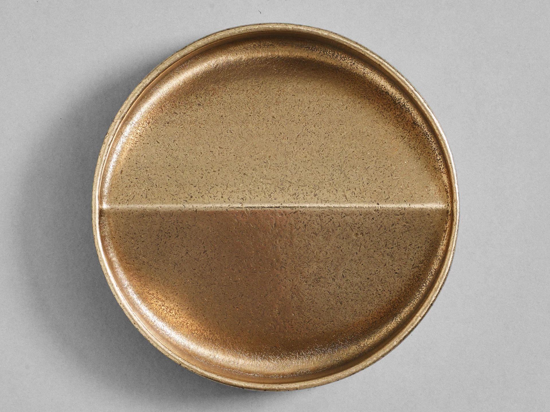 Round bronze vide poche XL by Henry Wilson
Dimensions: D 17.5 x 4 cm 


Your Vide Poche is designed with your loose-pocket items in mind – think keys, change and phone. It is made, polished and finished in Sydney, Australia in solid gunmetal