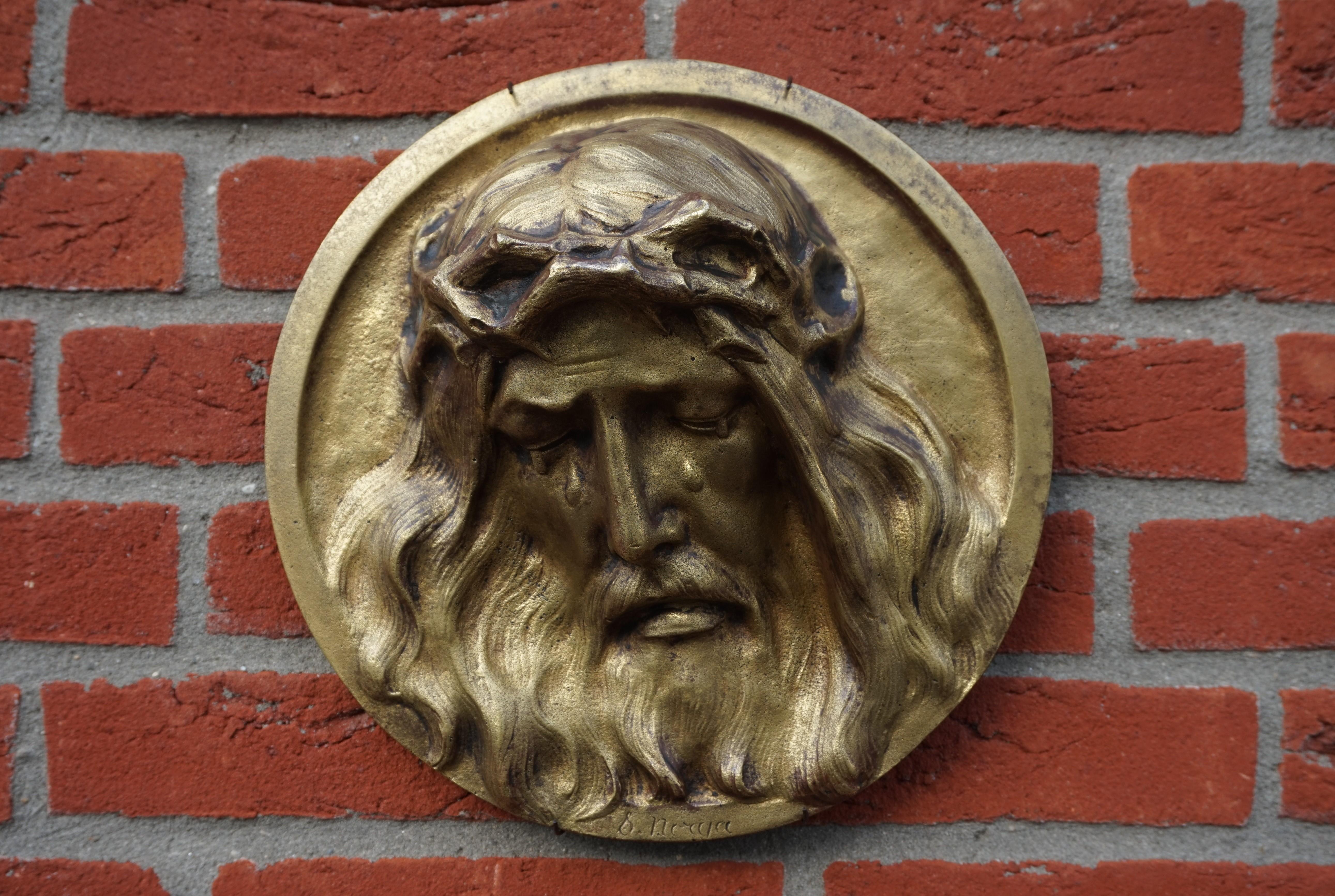 Bronze Plaque murale ronde en bronze représentant un Christ pleureur dans les larmes par Sylvain Norga en vente