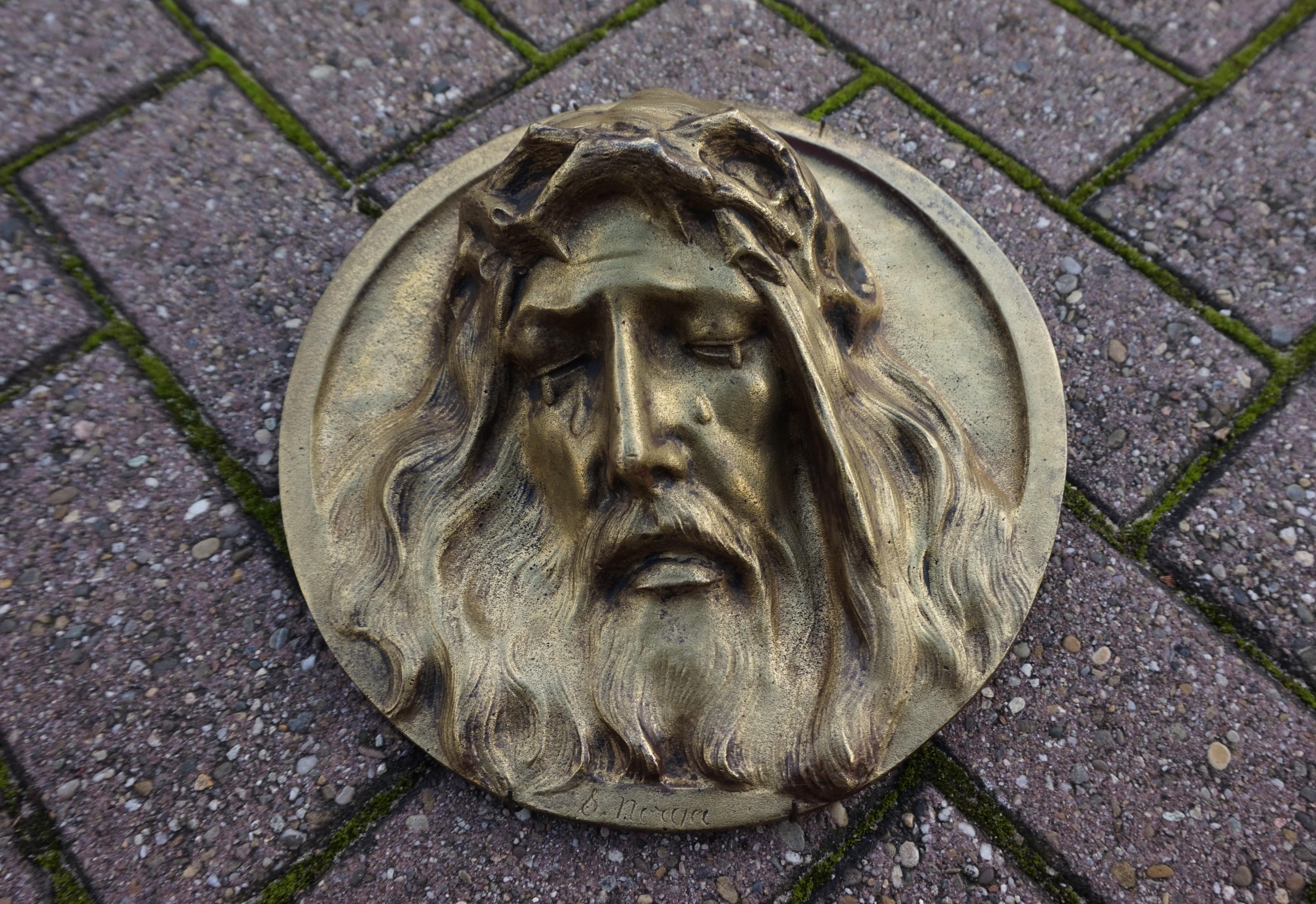 Petite mais impressionnante, sculpture circulaire en bronze de Jésus, en profond relief.

Ayant vendu de nombreuses œuvres d'art religieux, nous avons immédiatement remarqué les larmes qui se trouvent sur cette plaque murale du Christ. Cette
