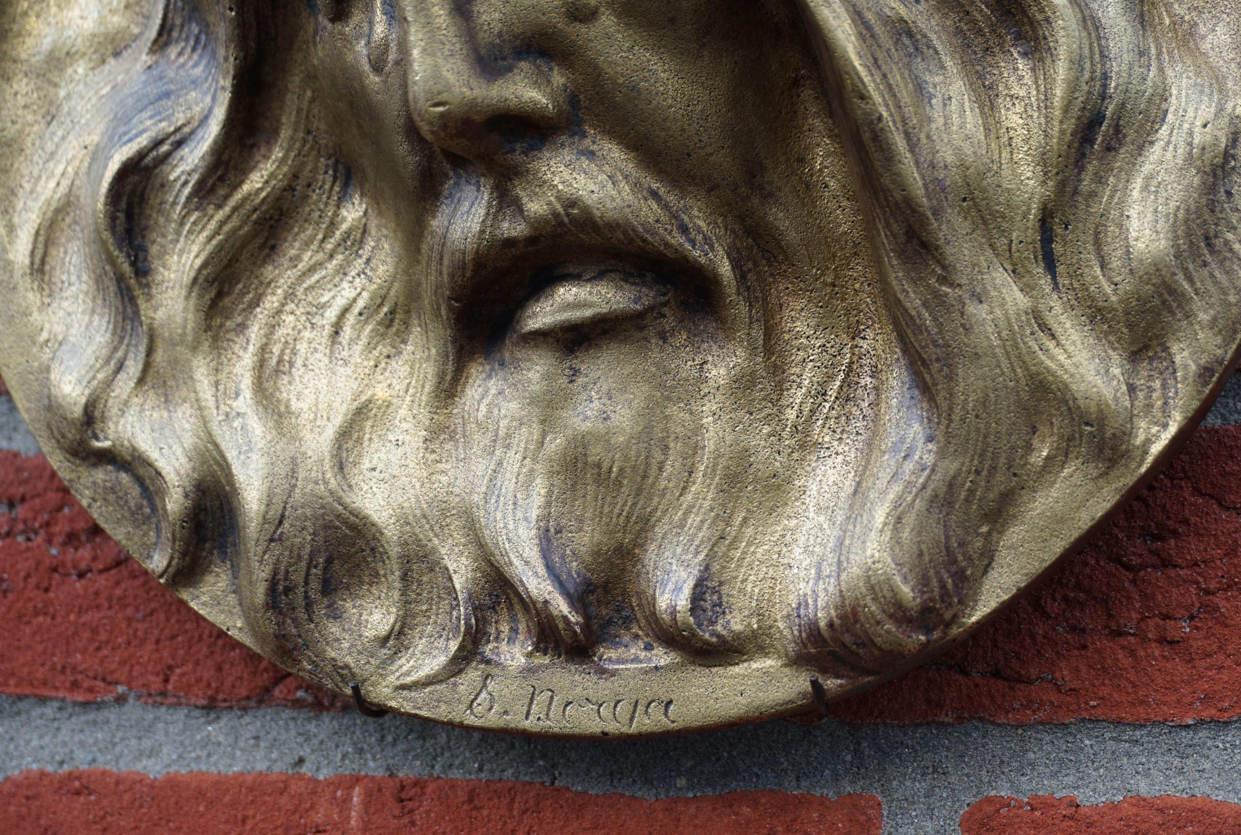 Art déco Plaque murale ronde en bronze représentant un Christ pleureur dans les larmes par Sylvain Norga en vente