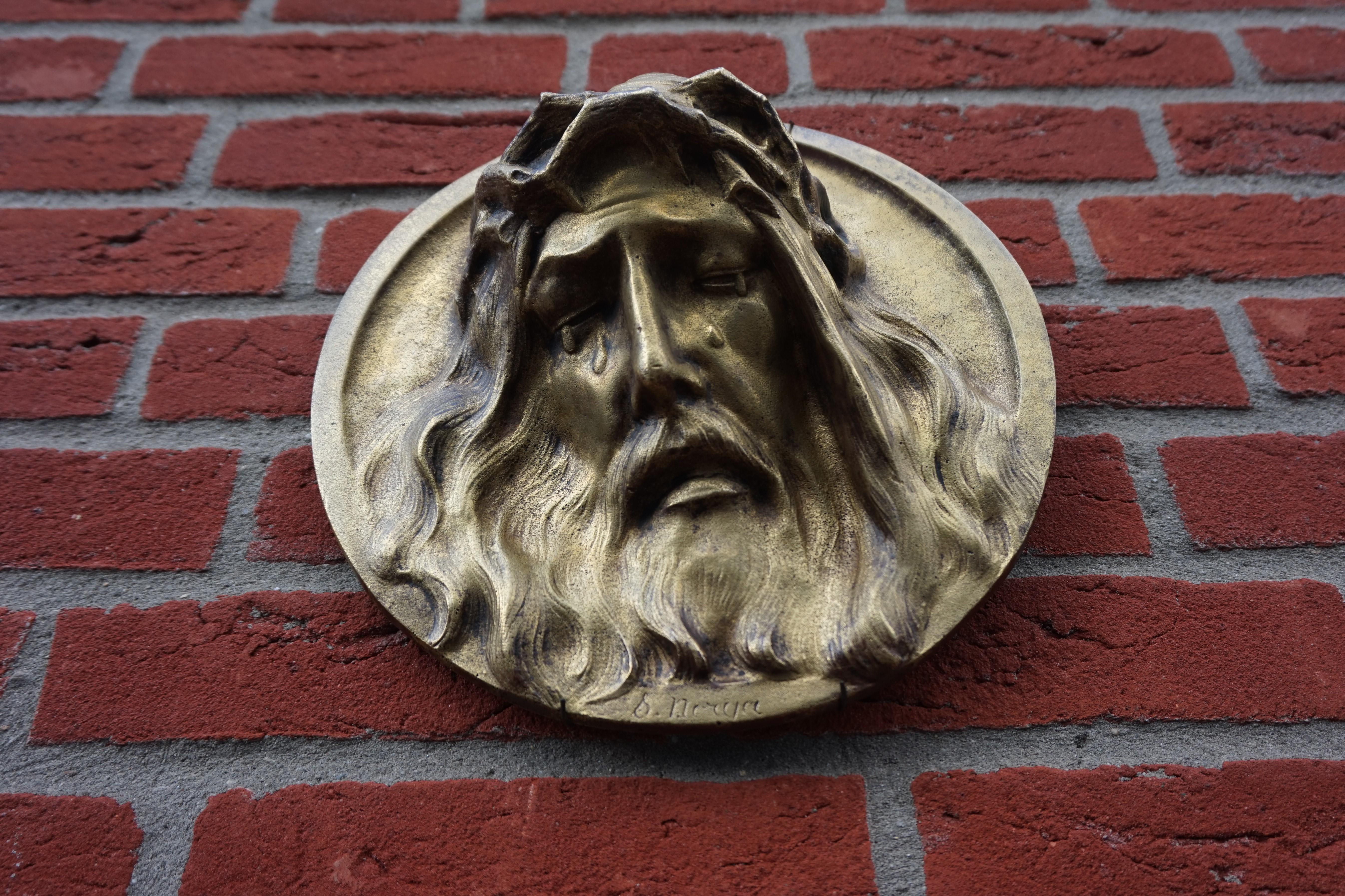 Round Bronze Wall Plaque Depicting a Suffering Christ in Tears by Sylvain Norga In Good Condition For Sale In Lisse, NL