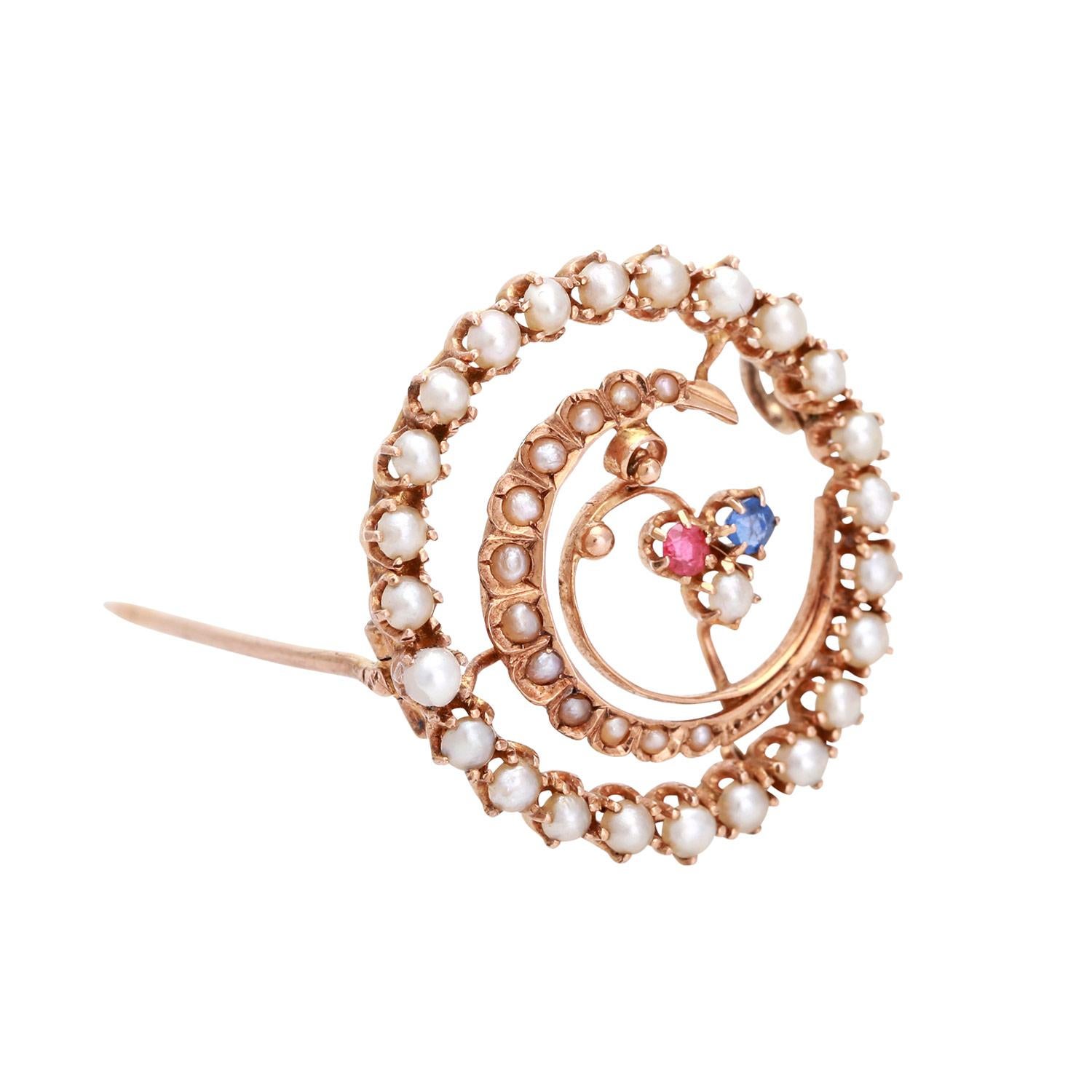 Round brooch with half pearls and synthetic corundums in GG 14K. D: about 25mm Slight traces of wear, trimmings partially worn, 1 pearl replaced. <br><br>Half pearls, synthetic corundum, 14K gold, diameter c. 25mm Minor signs of wear, stones/pearls