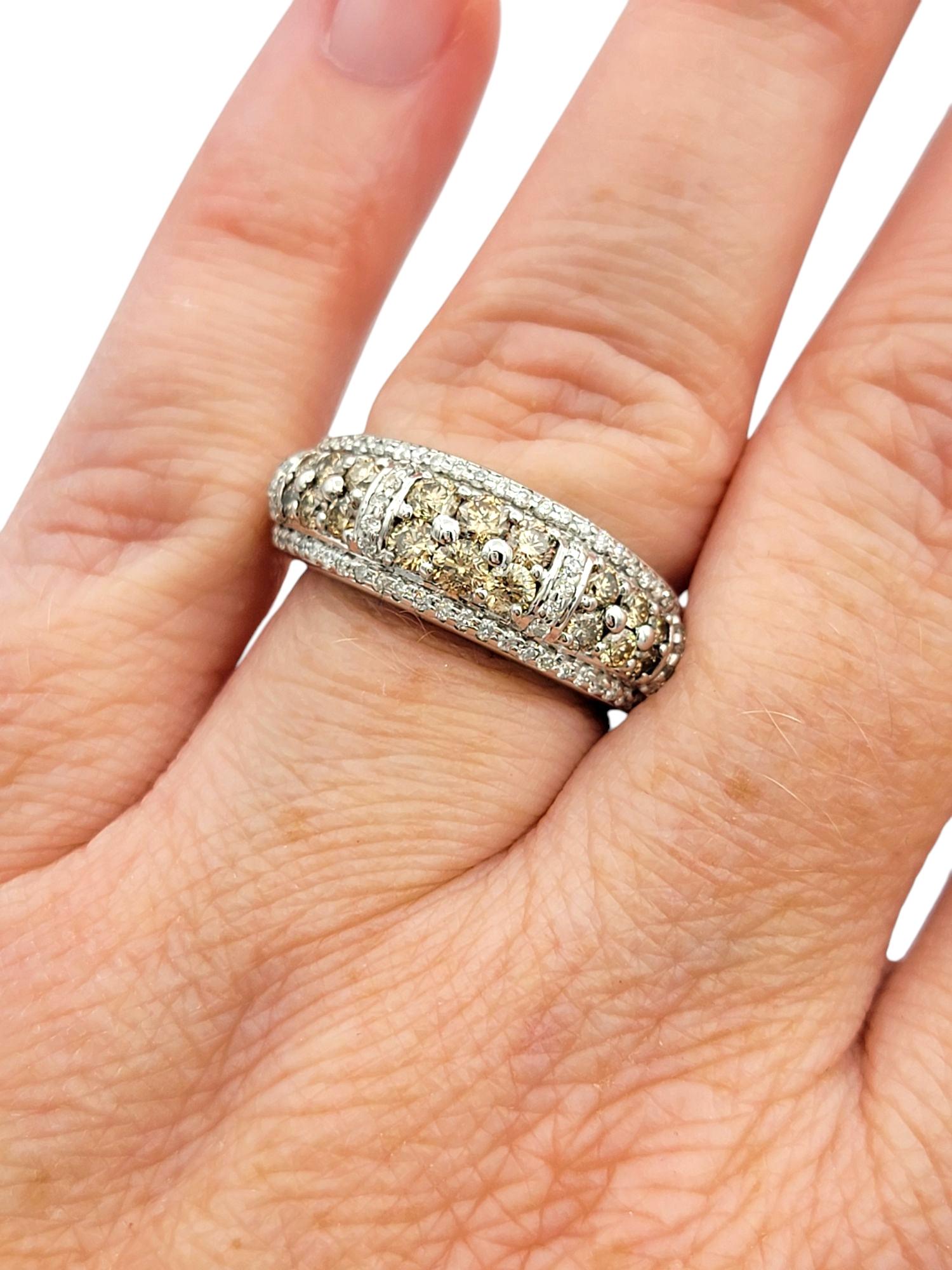 Bague à anneau en forme de dôme en or 14 carats, diamants ronds, bruns et blancs, avec découpes en forme de cœur en vente 4
