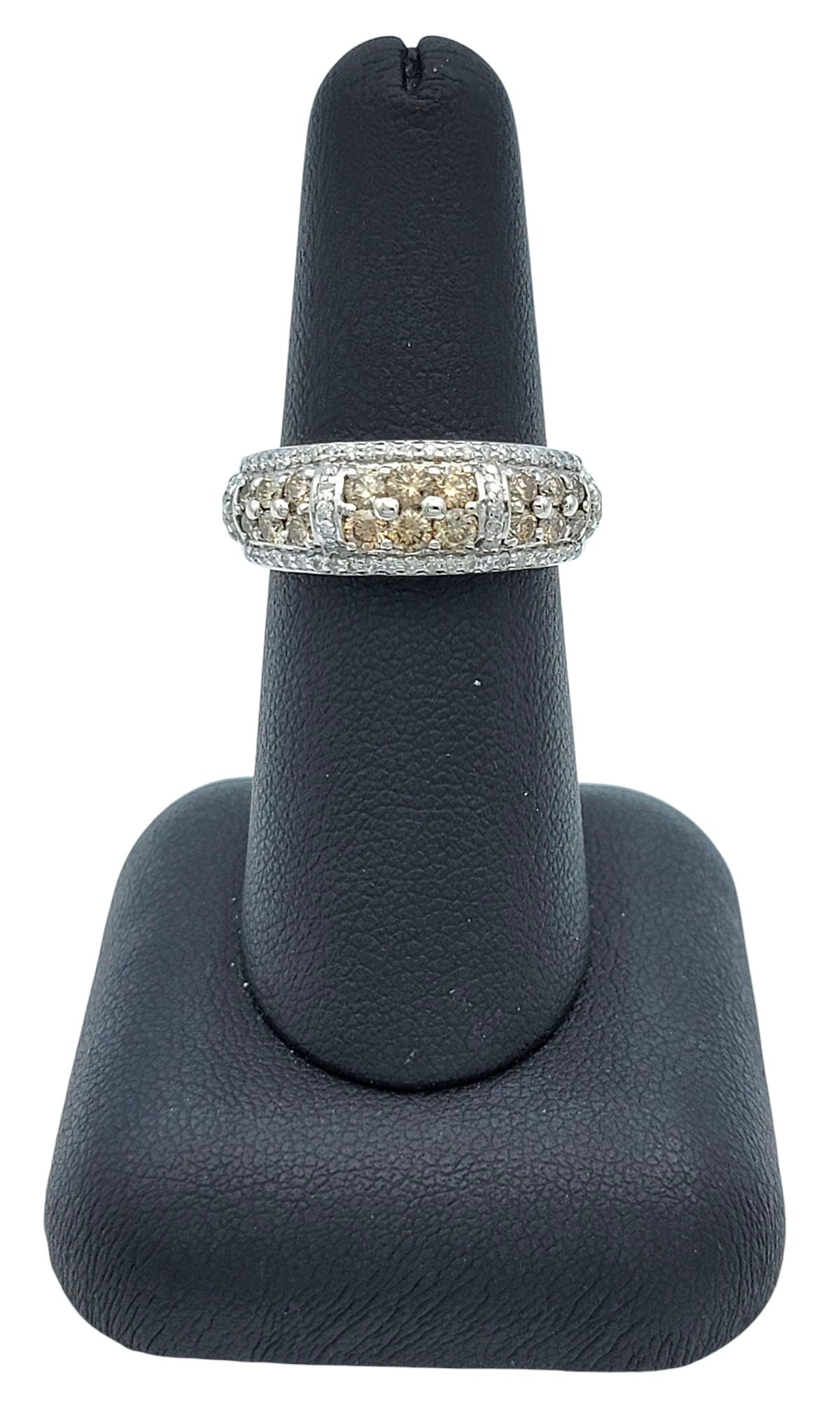 Bague à anneau en forme de dôme en or 14 carats, diamants ronds, bruns et blancs, avec découpes en forme de cœur en vente 5