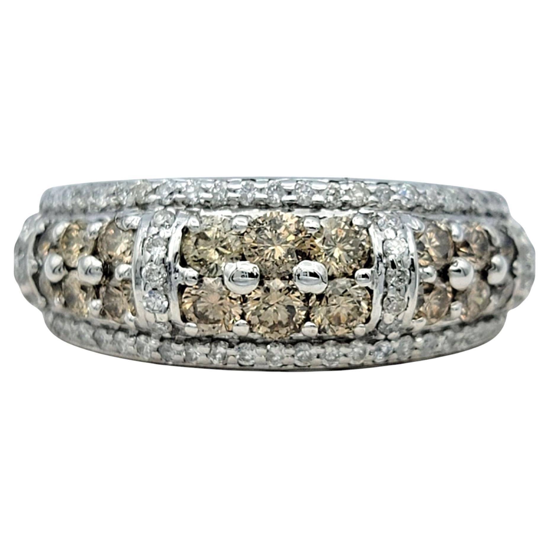 Taille de l'anneau : 7

Cette magnifique bague présente trois rangées de diamants bruns de taille ronde, disposés en forme de dôme sur le dessus de l'anneau. Les diamants bruns offrent une tonalité profonde et chaude qui contraste avec la monture en