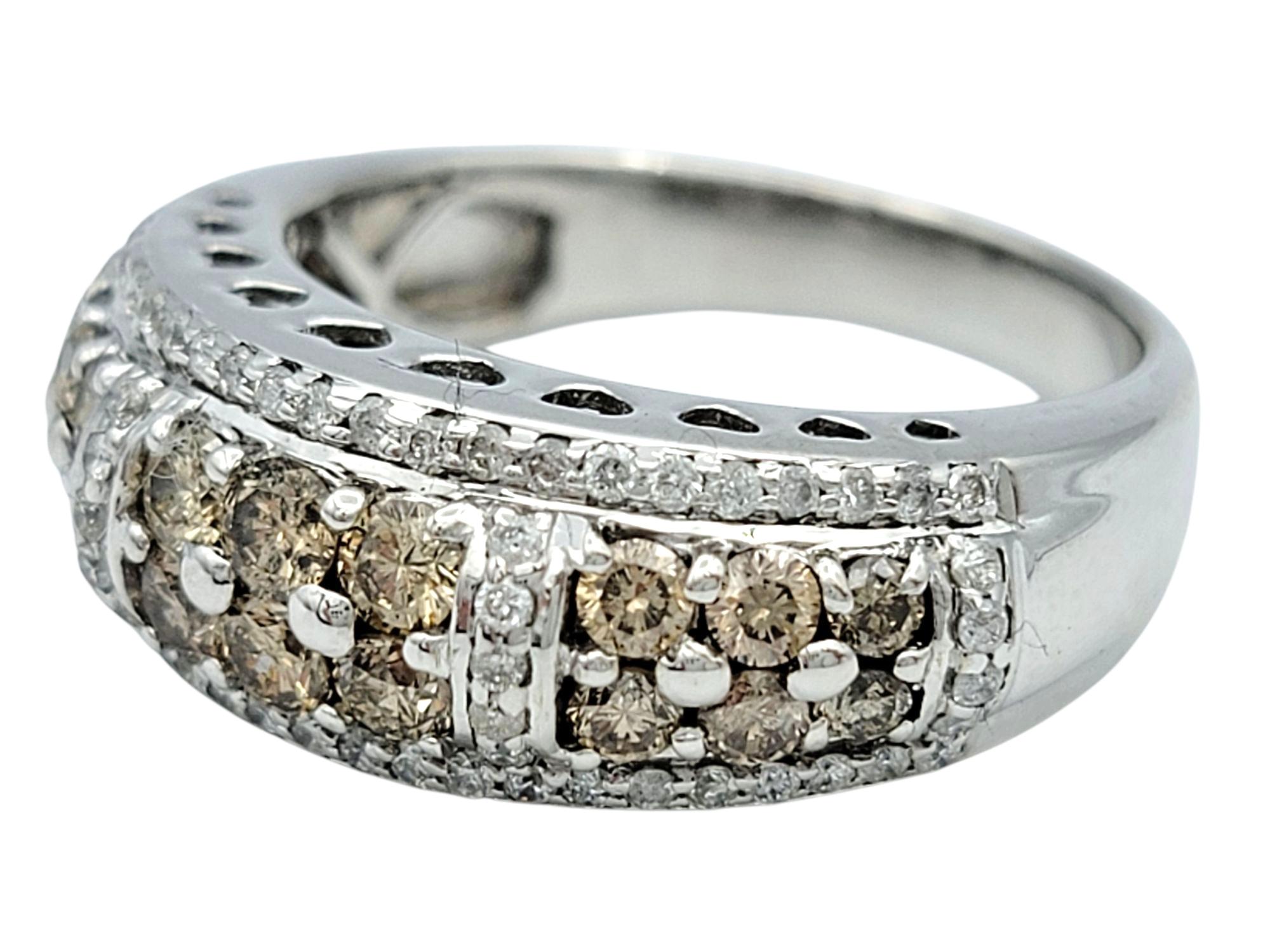 Contemporain Bague à anneau en forme de dôme en or 14 carats, diamants ronds, bruns et blancs, avec découpes en forme de cœur en vente