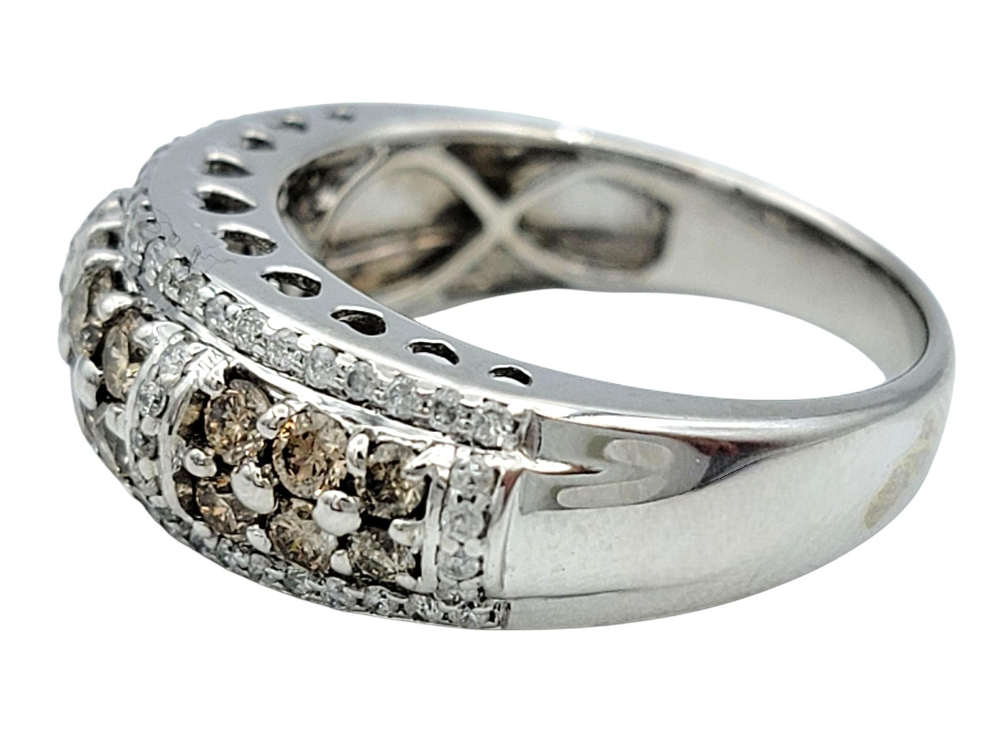 Taille ronde Bague à anneau en forme de dôme en or 14 carats, diamants ronds, bruns et blancs, avec découpes en forme de cœur en vente