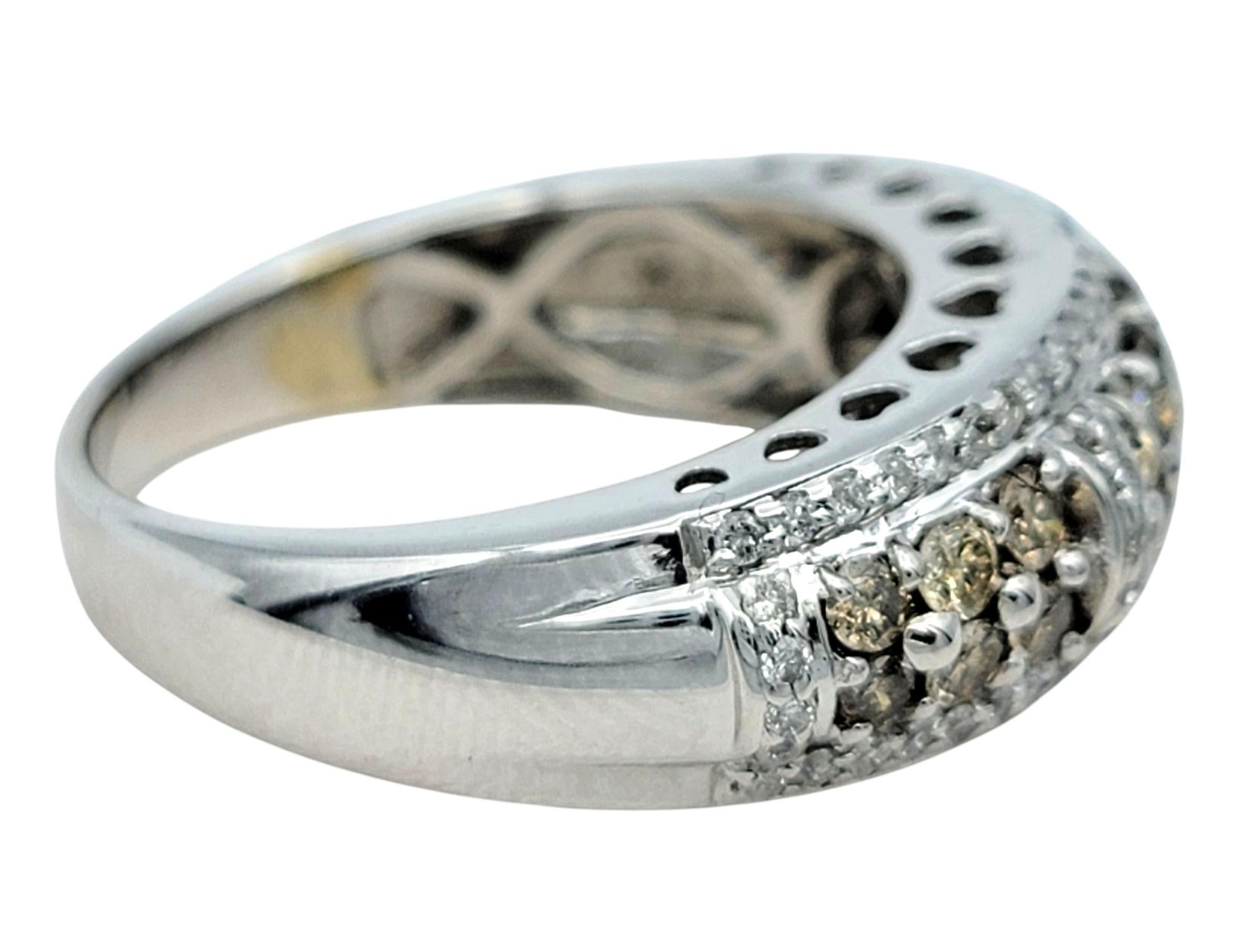 Bague à anneau en forme de dôme en or 14 carats, diamants ronds, bruns et blancs, avec découpes en forme de cœur Bon état - En vente à Scottsdale, AZ