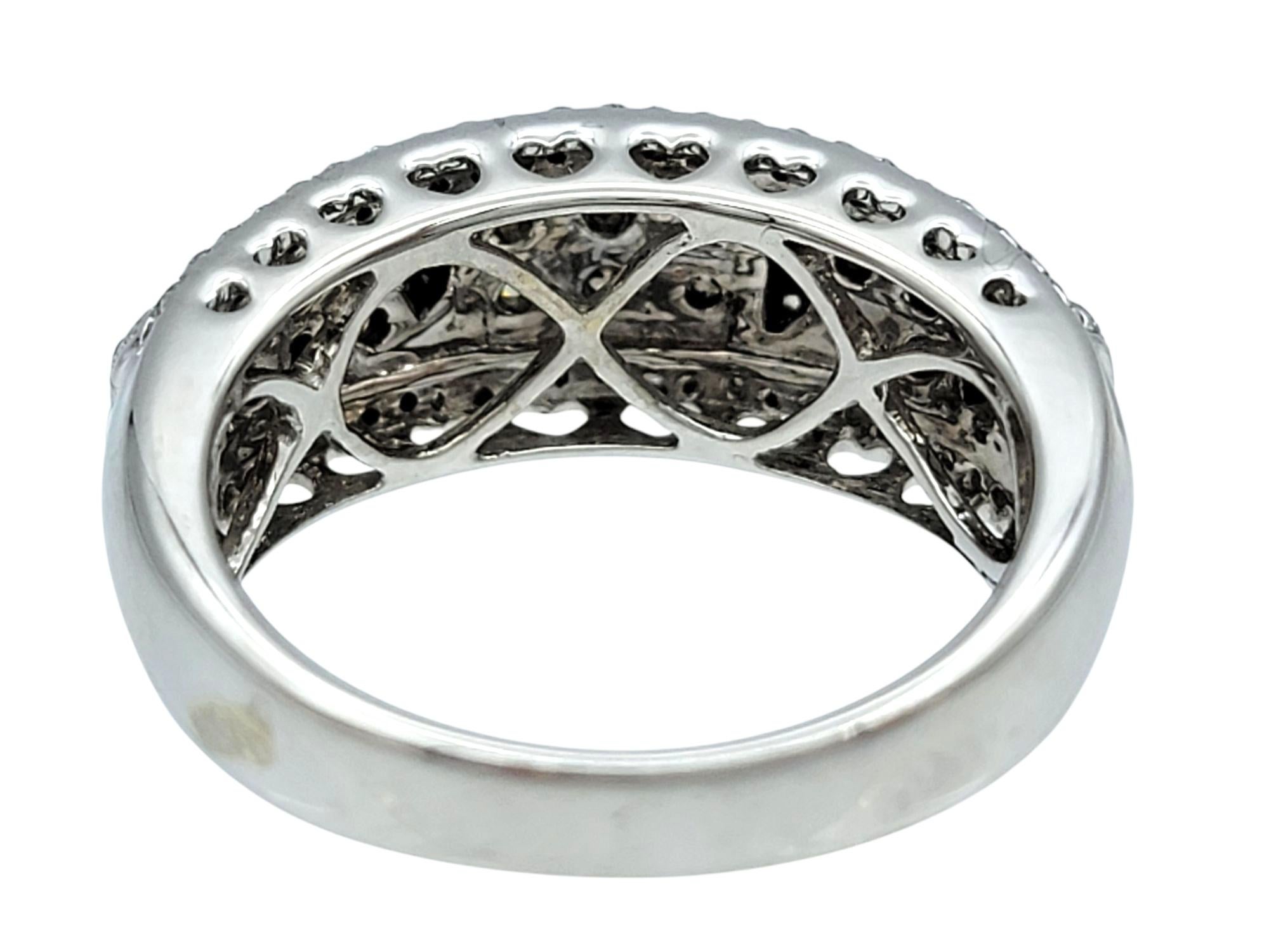 Bague à anneau en forme de dôme en or 14 carats, diamants ronds, bruns et blancs, avec découpes en forme de cœur Pour femmes en vente
