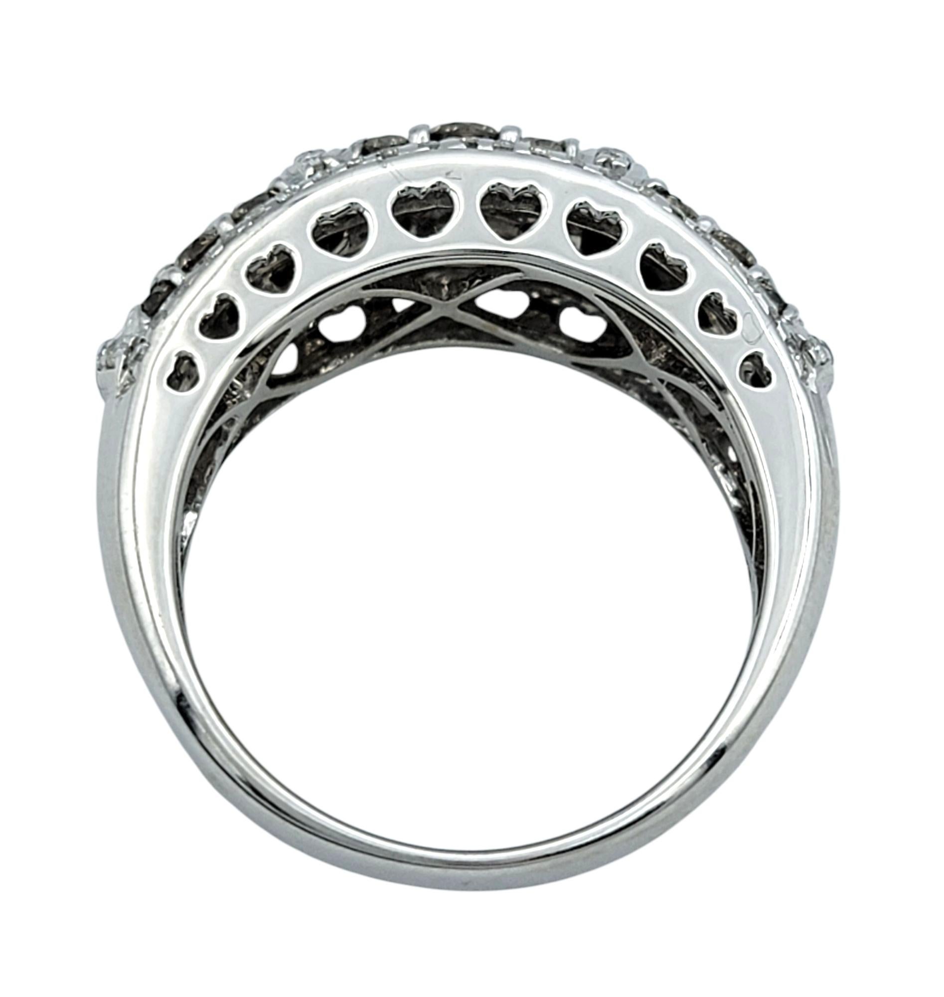 Bague à anneau en forme de dôme en or 14 carats, diamants ronds, bruns et blancs, avec découpes en forme de cœur en vente 1