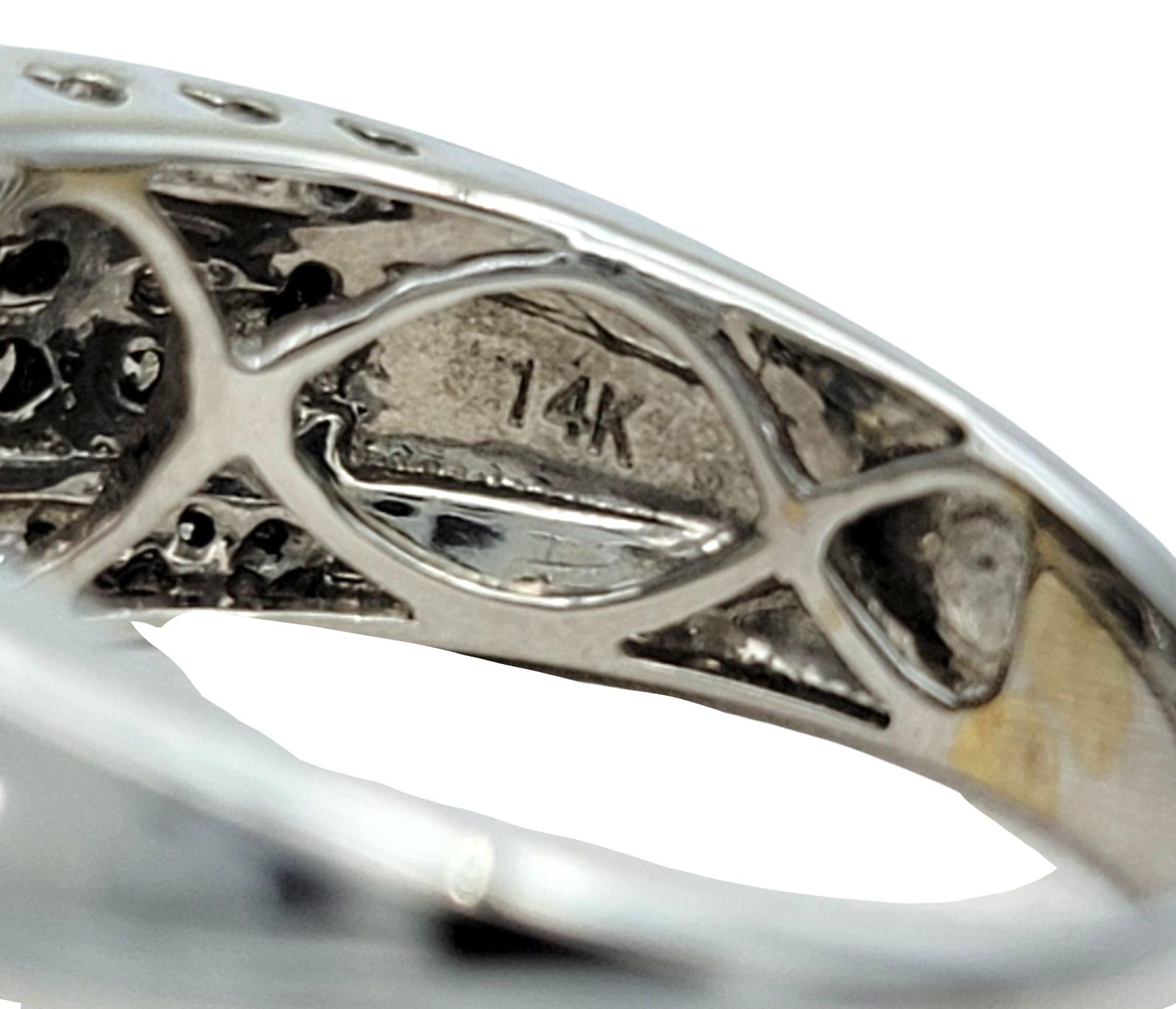 Bague à anneau en forme de dôme en or 14 carats, diamants ronds, bruns et blancs, avec découpes en forme de cœur en vente 2