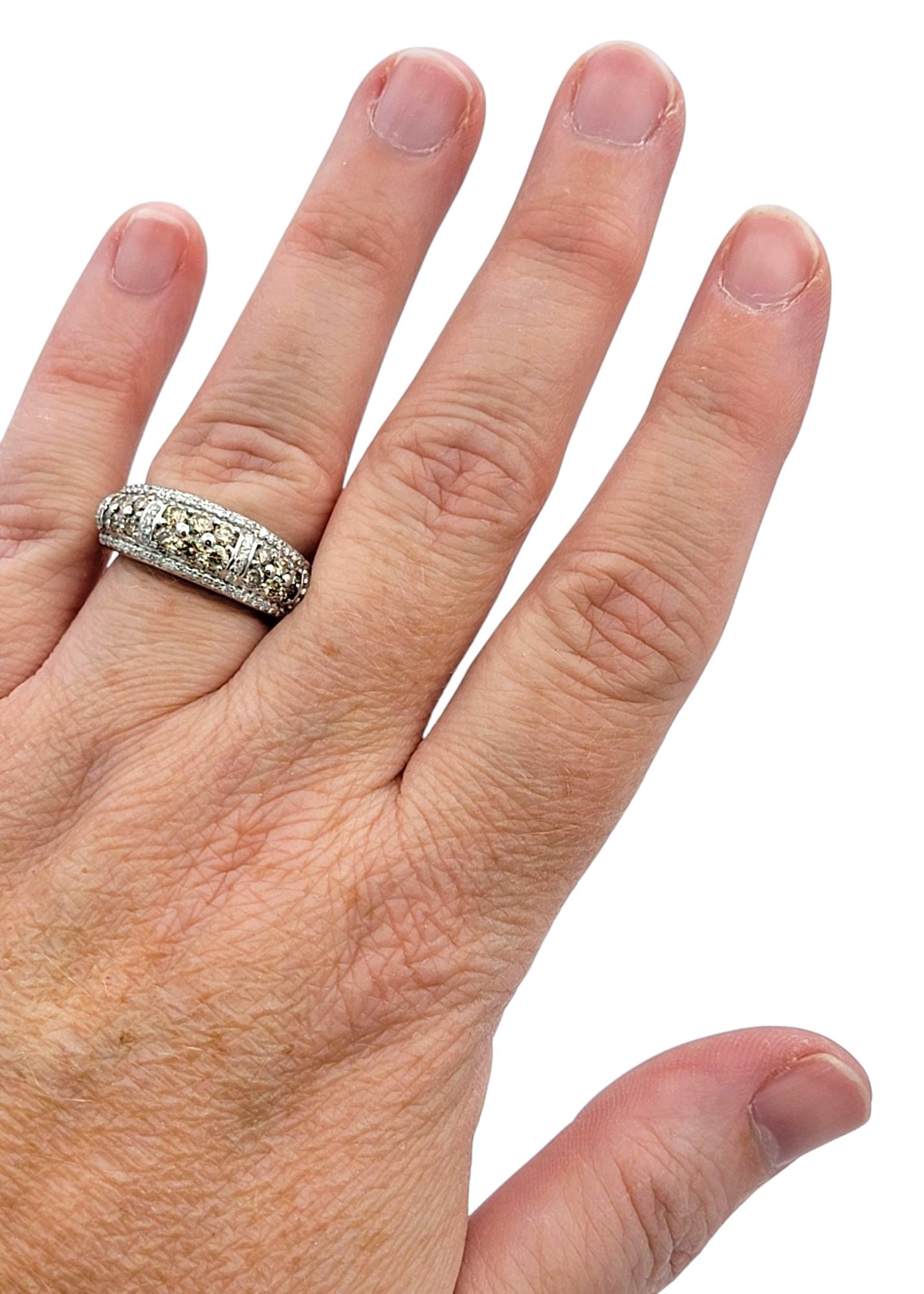 Bague à anneau en forme de dôme en or 14 carats, diamants ronds, bruns et blancs, avec découpes en forme de cœur en vente 3