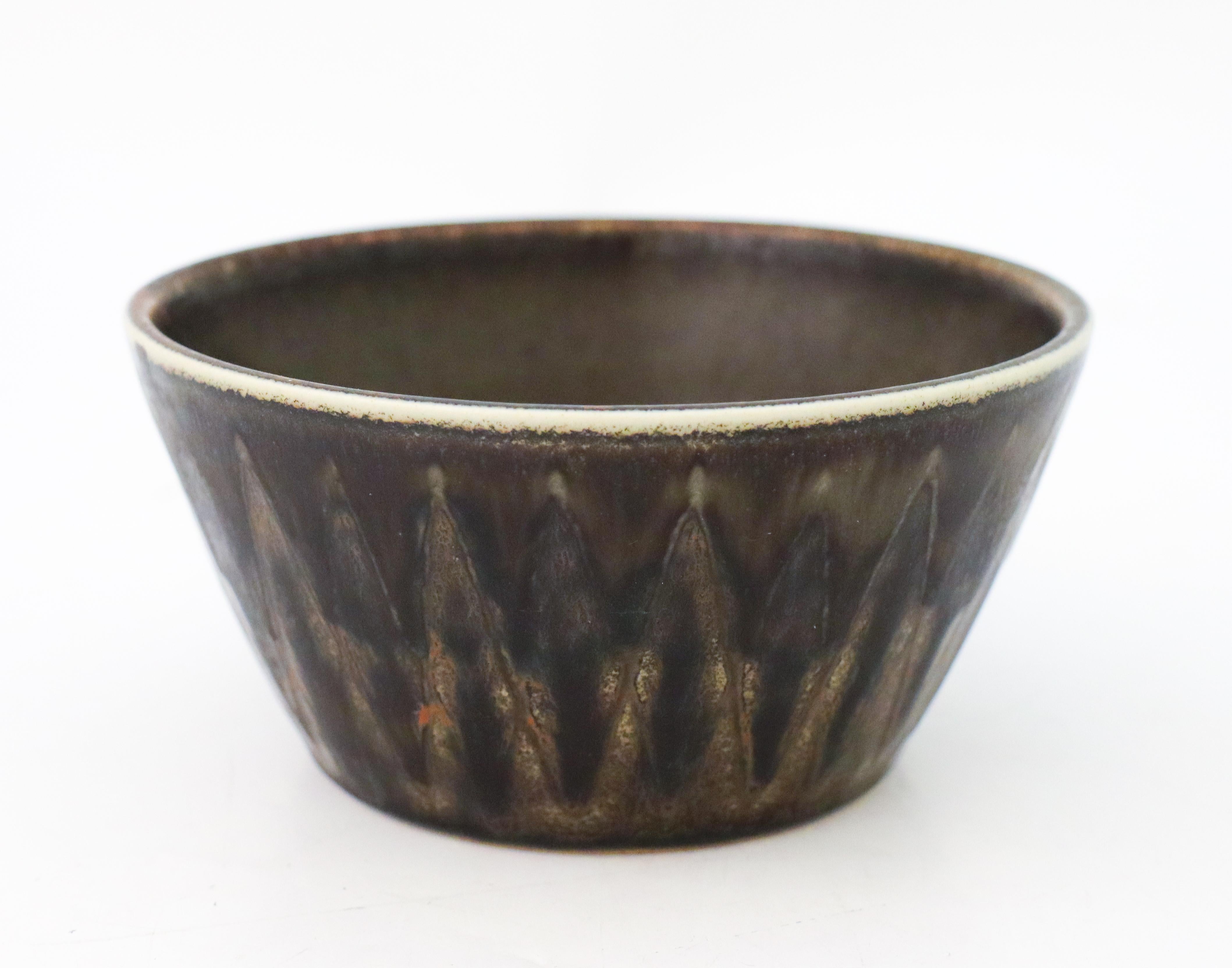 A round, brown / gray stoneware bowl designed by Carl-Harry Stålhane at Rörstrand, the bowl is 13 cm (5.2