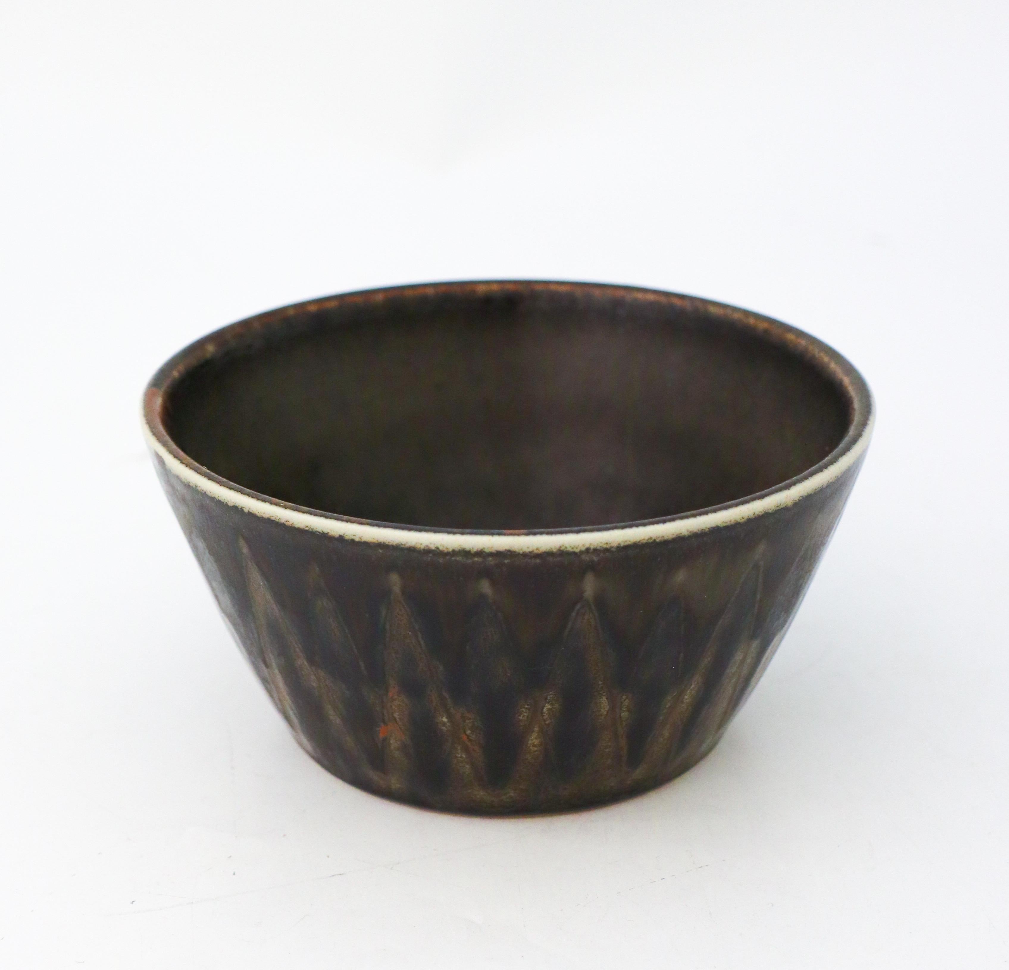 Swedish Round Brown & Bowl - Carl-Harry Stålhane - Rörstrand Atelier - Mid-20th Century For Sale