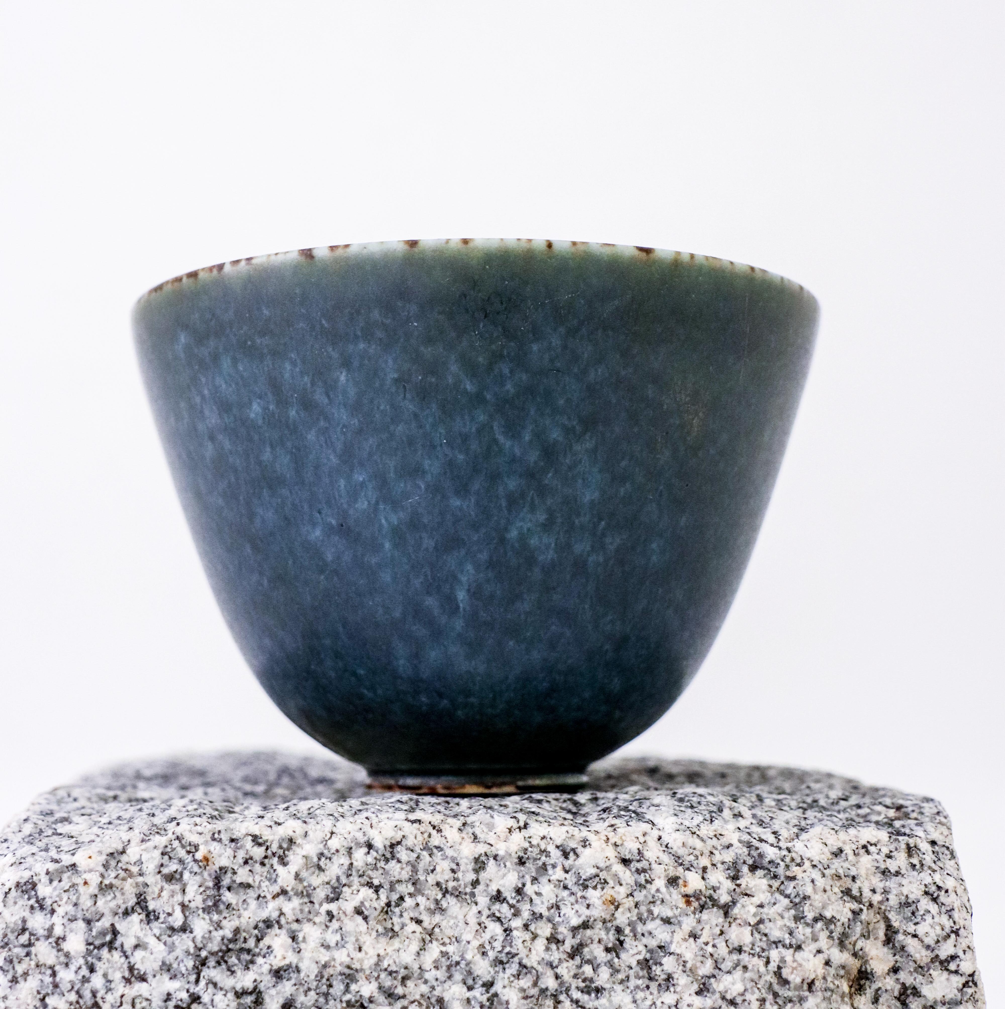 Scandinavian Modern Round Brown Ceramic Bowl - Gunnar Nylund - Rörstrand - Mid-20th Century