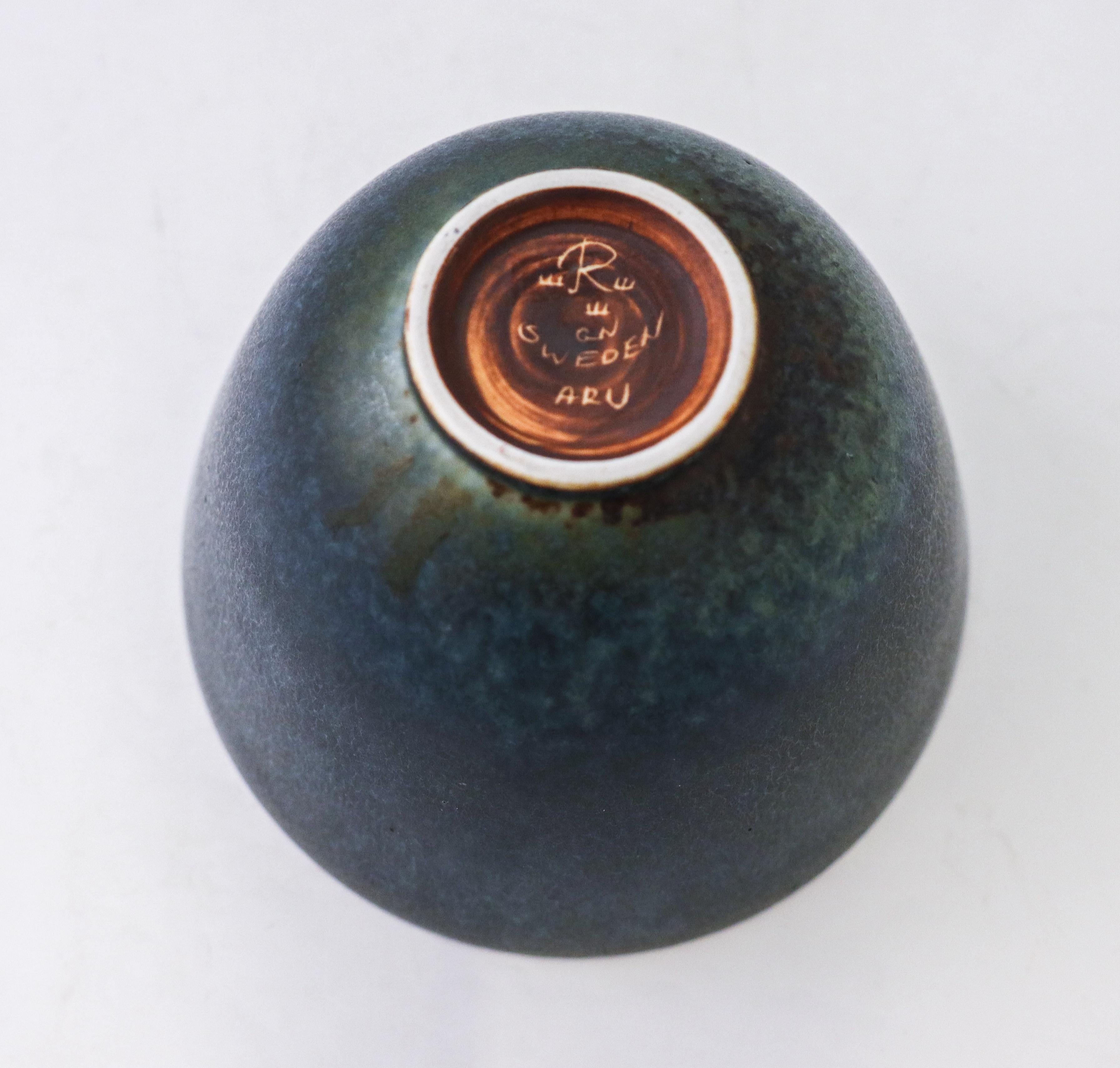 Round Brown Ceramic Bowl - Gunnar Nylund - Rörstrand - Mid-20th Century In Excellent Condition In Stockholm, SE