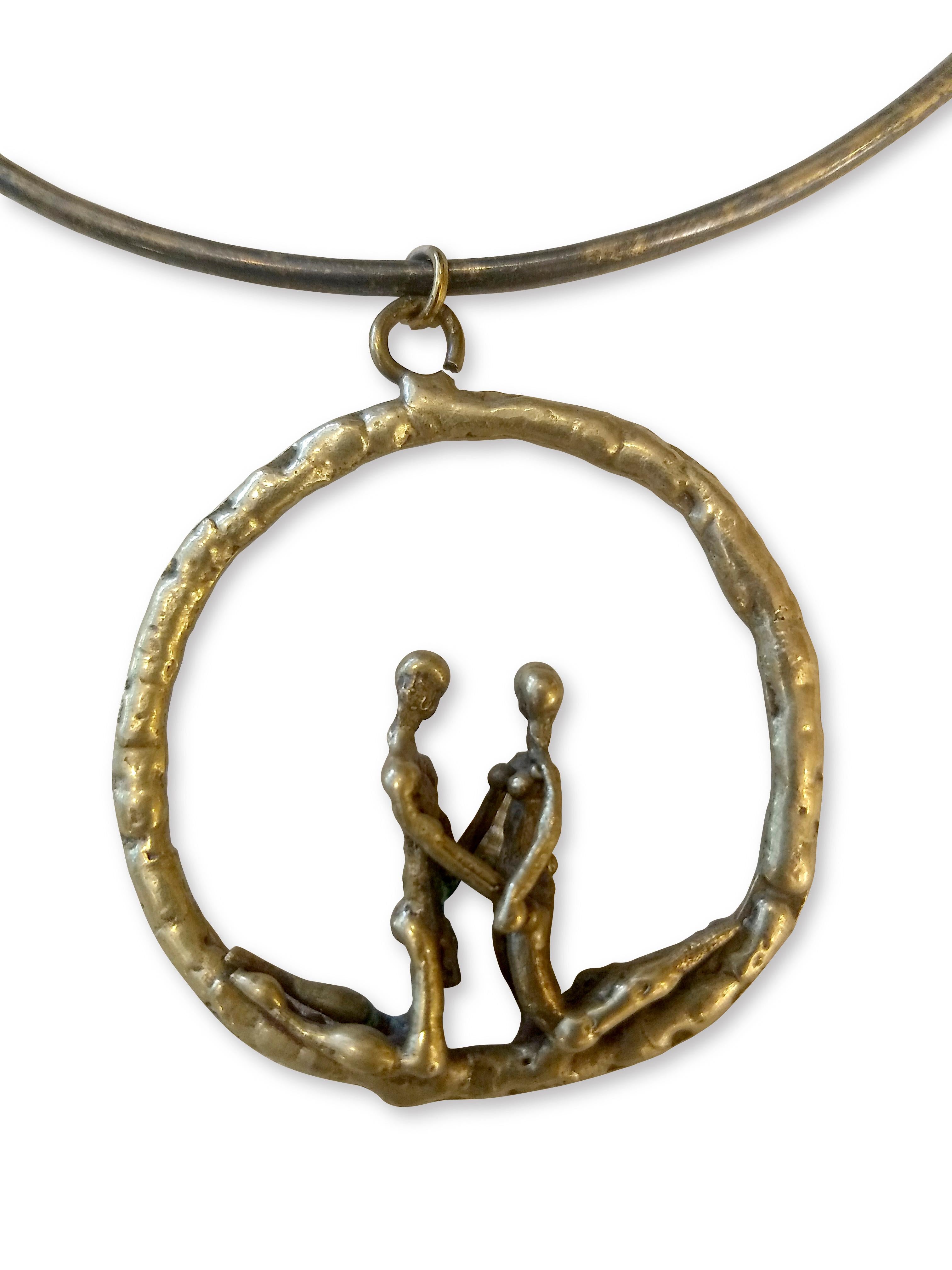 Round brutalist brass pendant with loving couple attributed to Pal Kepenyes In Good Condition In Mexico, DF