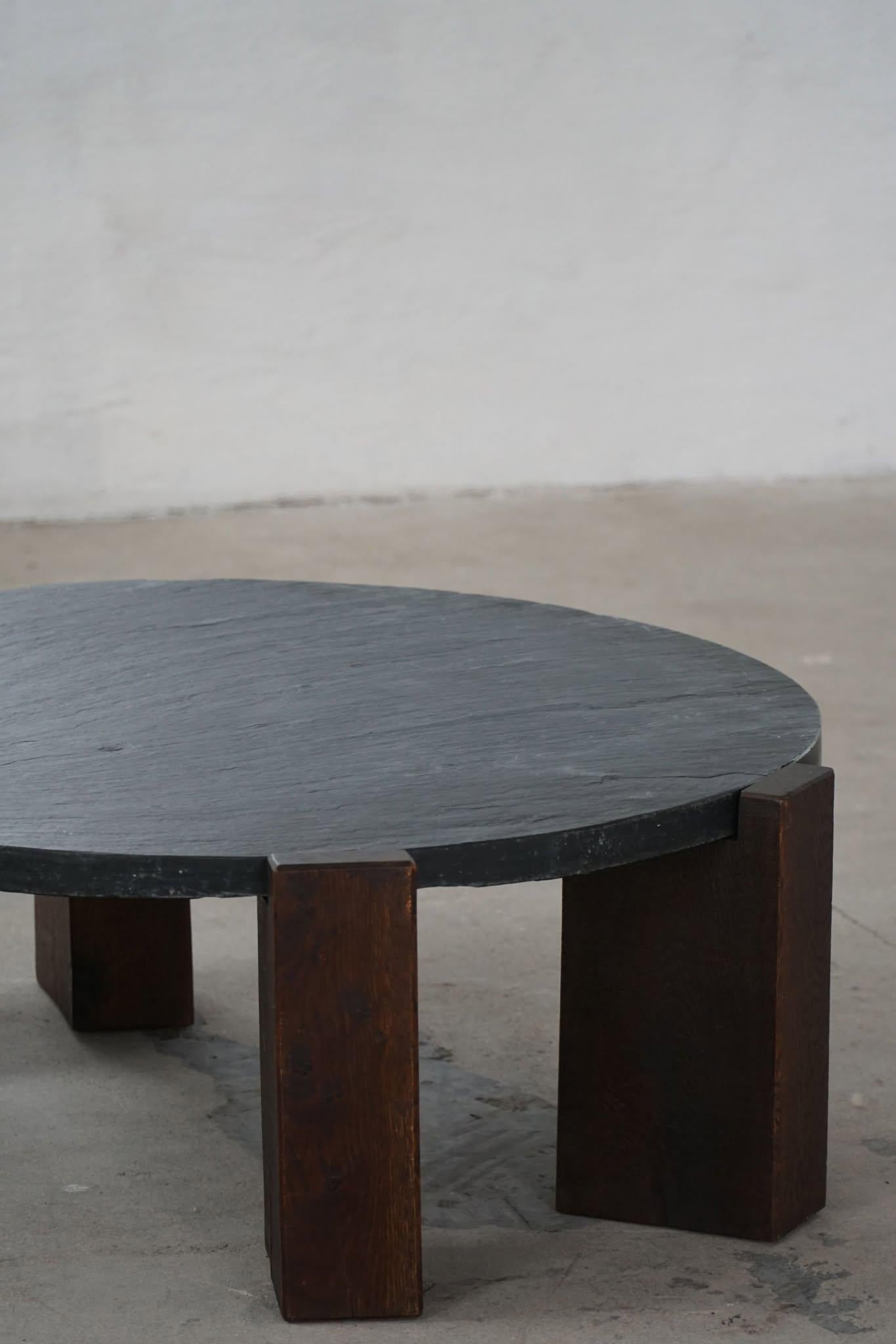 Runder brutalistischer Couchtisch aus Eiche und Schiefer, Französisch Mid-Century Modern, 1970er Jahre im Angebot 4